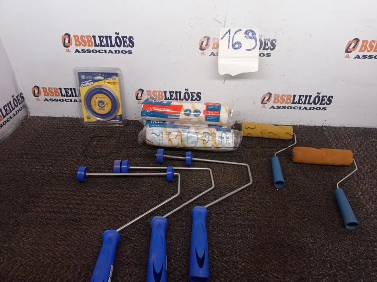 LOTE 169 - 03 SUPORTES P/ROLO DE PINTURA MARCA TIGRE, 04 ROLOS P/PINTURA(NOVOS) E 02 MINI ROLOS P/PINTURA JÁ C/SUPORTE. (NO ESTADO) ATENÇÃO! FAZER A VISITAÇÃO ANTES DE ARREMATAR, NÃO SABEMOS SE FUNCIONA. LEILÃO NÃO TEM GARANTIA E NEM DEVOLUÇÃO, SUJEITO A POSSÍVEIS AVARIAS VISÍVEIS/OCULTAS E/OU AUSÊNCIA DE COMPONENTES.