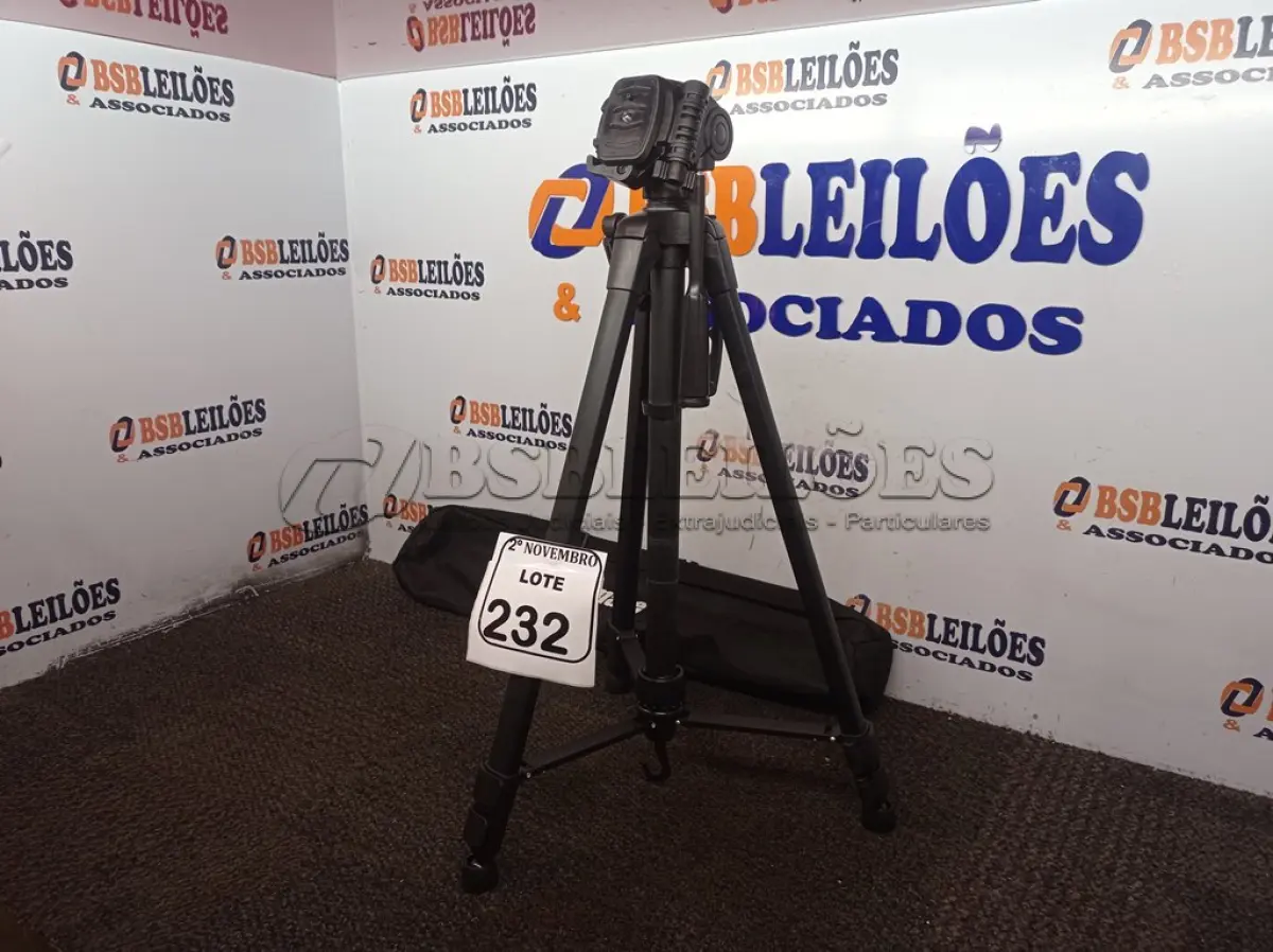LOTE 232 - 01 TRIPÉ P/ CÂMERA FOTOGRÁFICA MARCA TOMATE. (NO ESTADO) ATENÇÃO! FAZER A VISITAÇÃO ANTES DE ARREMATAR, NÃO SABEMOS SE FUNCIONA. LEILÃO NÃO TEM GARANTIA E NEM DEVOLUÇÃO, SUJEITO A POSSÍVEIS AVARIAS VISÍVEIS/OCULTAS E/OU AUSÊNCIA DE COMPONENTES.