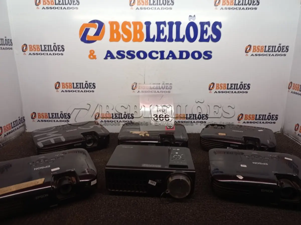 LOTE 366 - 06 PROJETORES MARCA EPSON P/RETIRADA DE PEÇAS. (NO ESTADO) ATENÇÃO! FAZER A VISITAÇÃO ANTES DE ARREMATAR, NÃO SABEMOS SE FUNCIONA. LEILÃO NÃO TEM GARANTIA E NEM DEVOLUÇÃO, SUJEITO A POSSÍVEIS AVARIAS VISÍVEIS/OCULTAS E/OU AUSÊNCIA DE COMPONENTES.