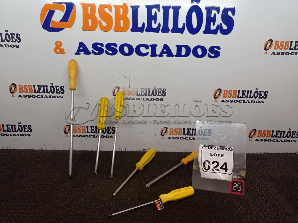 LOTE 024 - 06 CHAVES PHILIPS TAMANHOS DIVERSOS. (NO ESTADO) ATENÇÃO! FAZER A VISITAÇÃO ANTES DE ARREMATAR, NÃO SABEMOS SE FUNCIONA. LEILÃO NÃO TEM GARANTIA E NEM DEVOLUÇÃO, SUJEITO A POSSÍVEIS AVARIAS VISÍVEIS/OCULTAS E/OU AUSÊNCIA DE COMPONENTES.