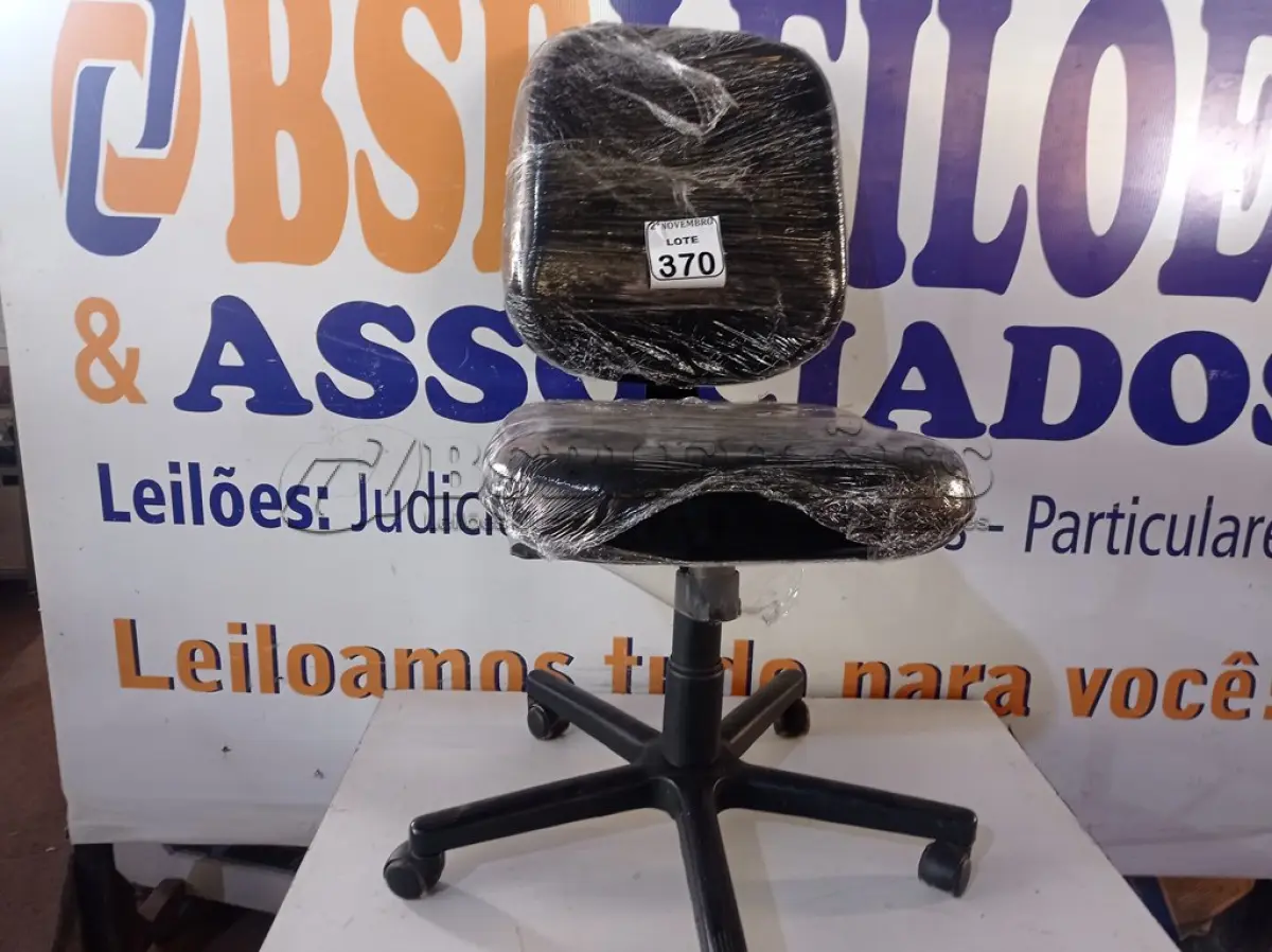 LOTE 370 - 01 CADEIRA GIRATÓRIA NA COR PRETA. (NO ESTADO) ATENÇÃO! FAZER A VISITAÇÃO ANTES DE ARREMATAR, NÃO SABEMOS SE FUNCIONA. LEILÃO NÃO TEM GARANTIA E NEM DEVOLUÇÃO, SUJEITO A POSSÍVEIS AVARIAS VISÍVEIS/OCULTAS E/OU AUSÊNCIA DE COMPONENTES.