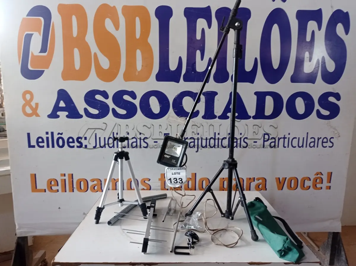 LOTE 133 - 02 TRIPÉS E 01 ANTENA DIGITAL. (NO ESTADO) ATENÇÃO! FAZER A VISITAÇÃO ANTES DE ARREMATAR, NÃO SABEMOS SE FUNCIONA. LEILÃO NÃO TEM GARANTIA E NEM DEVOLUÇÃO, SUJEITO A POSSÍVEIS AVARIAS VISÍVEIS/OCULTAS E/OU AUSÊNCIA DE COMPONENTES.