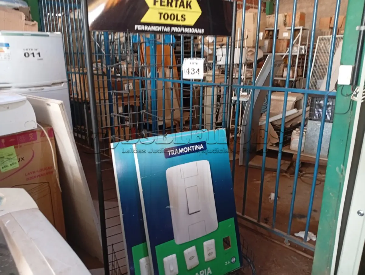 LOTE 434 - 01 EXPOSITOR DE FERRO E 02 QUADROS P/PROPAGANDA (NO ESTADO) ATENÇÃO! FAZER A VISITAÇÃO ANTES DE ARREMATAR, NÃO SABEMOS SE FUNCIONA. LEILÃO NÃO TEM GARANTIA E NEM DEVOLUÇÃO, SUJEITO A POSSÍVEIS AVARIAS VISÍVEIS/OCULTAS E/OU AUSÊNCIA DE COMPONENTES.