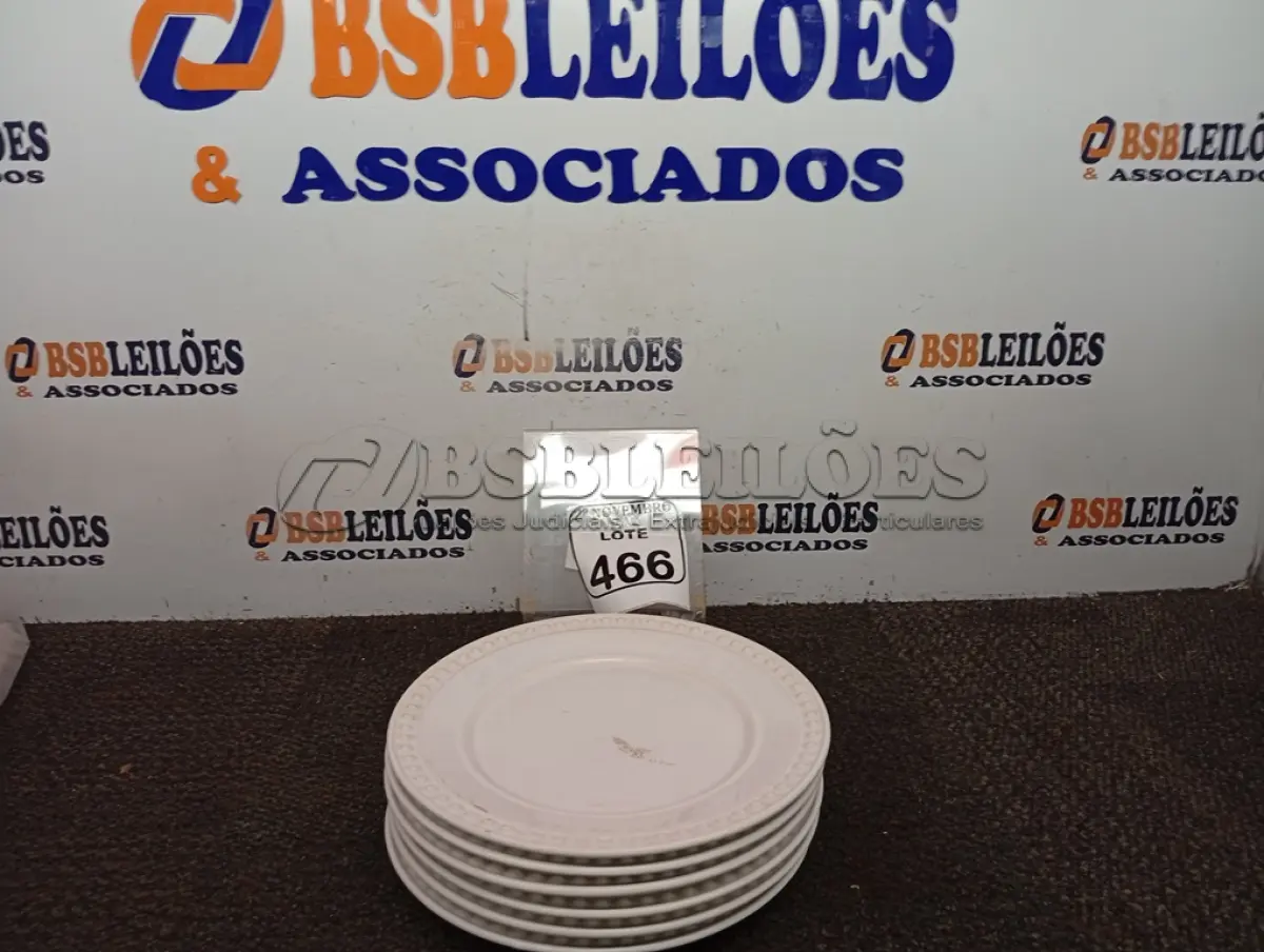 LOTE 466 - 06 PRATOS BRANCOS GRANDES. (NO ESTADO) ATENÇÃO! FAZER A VISITAÇÃO ANTES DE ARREMATAR, NÃO SABEMOS SE FUNCIONA. LEILÃO NÃO TEM GARANTIA E NEM DEVOLUÇÃO, SUJEITO A POSSÍVEIS AVARIAS VISÍVEIS/OCULTAS E/OU AUSÊNCIA DE COMPONENTES.