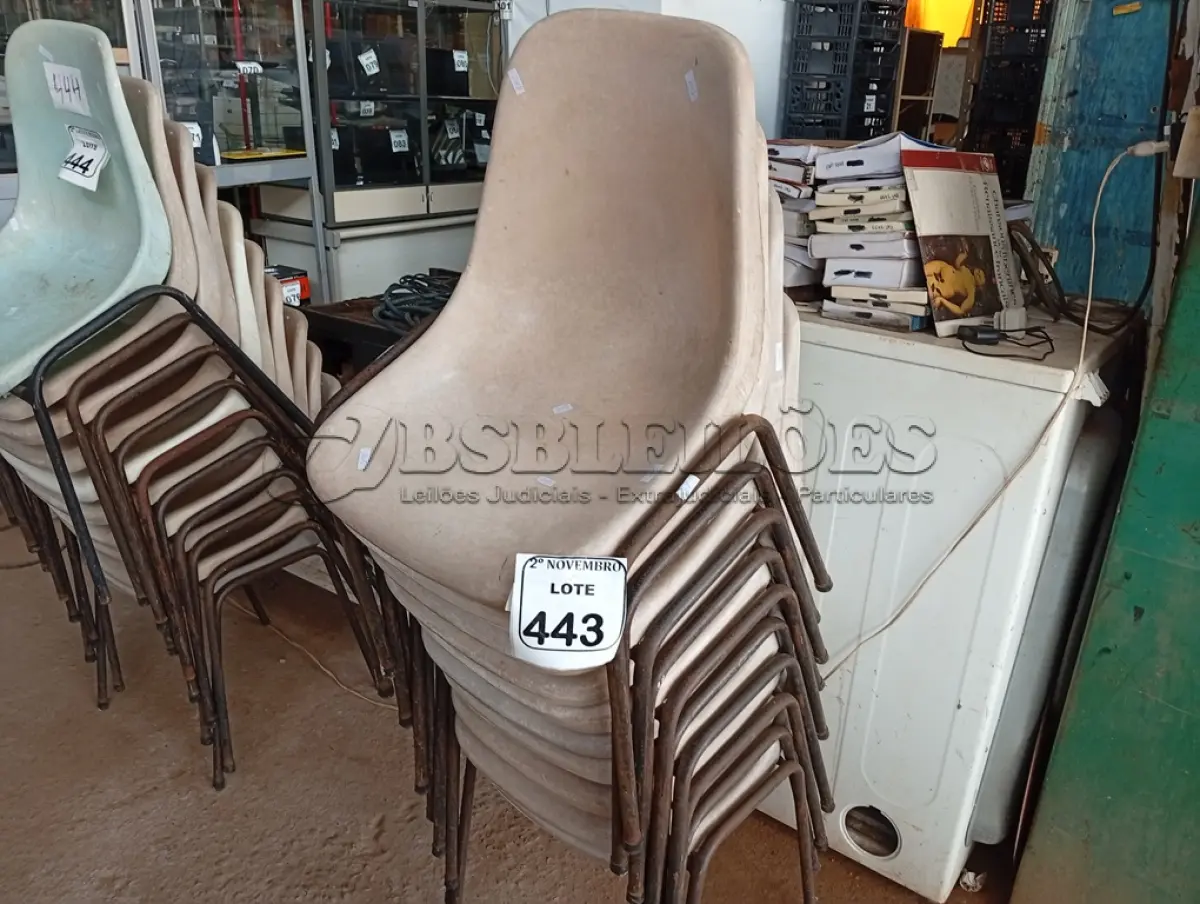 LOTE 443 - 10 CADEIRAS DE PLÁSTICO C/BASE DE FERRO. (NO ESTADO) ATENÇÃO! FAZER A VISITAÇÃO ANTES DE ARREMATAR, NÃO SABEMOS SE FUNCIONA. LEILÃO NÃO TEM GARANTIA E NEM DEVOLUÇÃO, SUJEITO A POSSÍVEIS AVARIAS VISÍVEIS/OCULTAS E/OU AUSÊNCIA DE COMPONENTES.