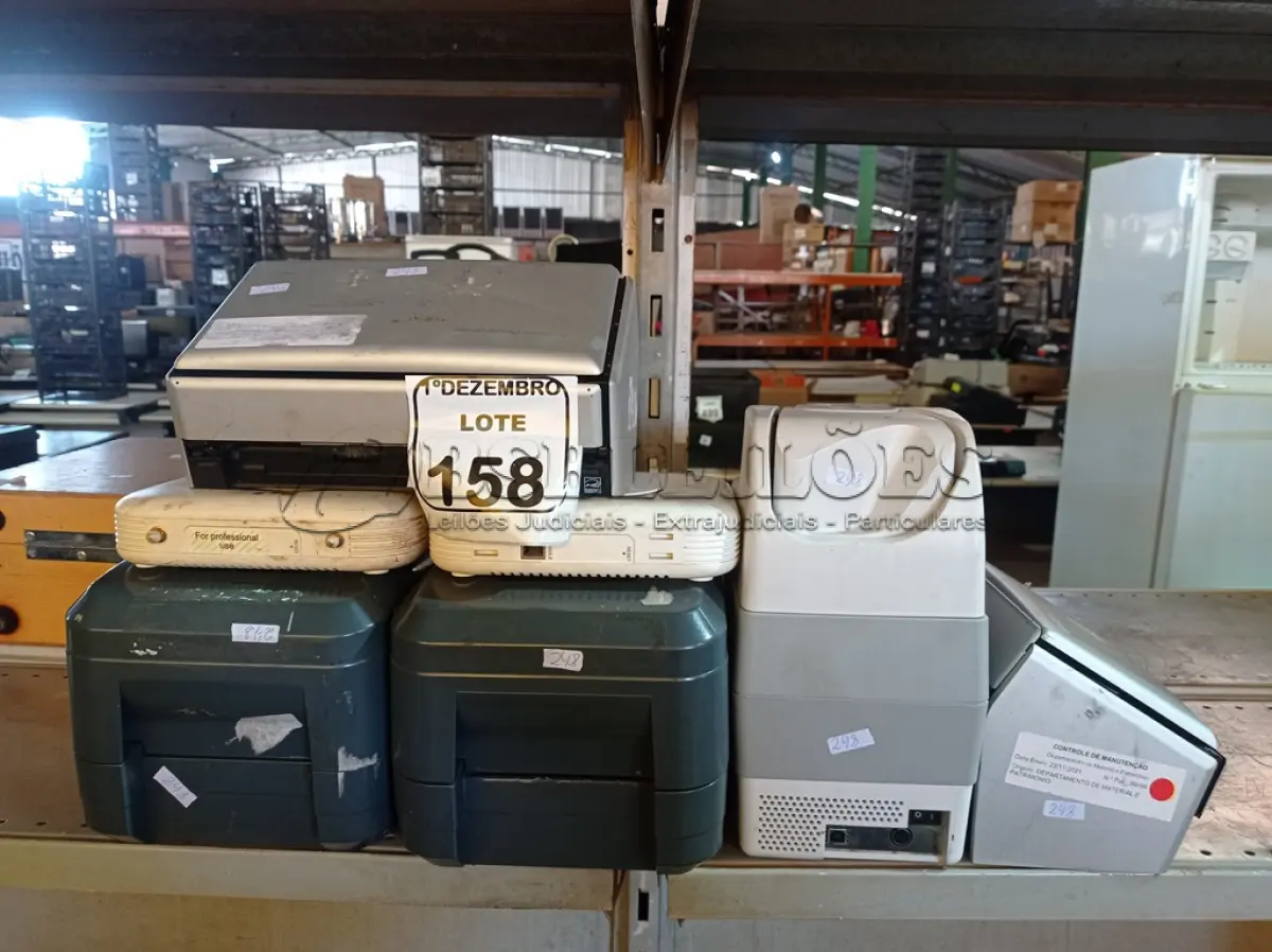 LOTE 158 - 02 IMPRESSORAS DE ETIQUETA MARCA ZEBRA, 02 ROTEADORES E 02 SCANNERS MARCA FUJITSU. (NO ESTADO) ATENÇÃO! FAZER A VISITAÇÃO ANTES DE ARREMATAR, NÃO SABEMOS SE FUNCIONA. LEILÃO NÃO TEM GARANTIA E NEM DEVOLUÇÃO, SUJEITO A POSSÍVEIS AVARIAS VISÍVEIS/OCULTAS E/OU AUSÊNCIA DE COMPONENTES.