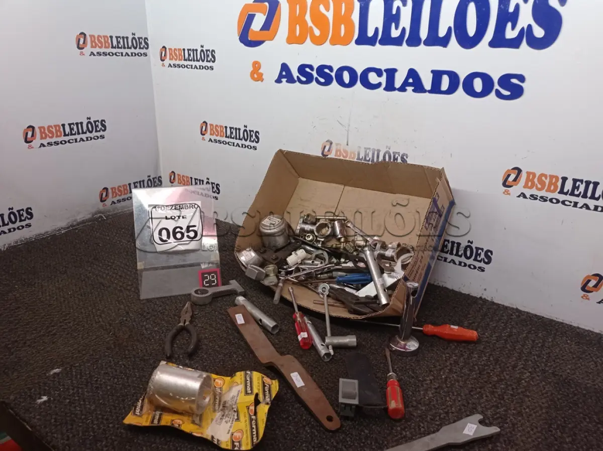 LOTE 065 - 01 LOTE C/DIVERSAS FERRAMENTAS E UTENSÍLIOS DIVERSOS. (NO ESTADO) ATENÇÃO! FAZER A VISITAÇÃO ANTES DE ARREMATAR, NÃO SABEMOS SE FUNCIONA. LEILÃO NÃO TEM GARANTIA E NEM DEVOLUÇÃO, SUJEITO A POSSÍVEIS AVARIAS VISÍVEIS/OCULTAS E/OU AUSÊNCIA DE COMPONENTES.