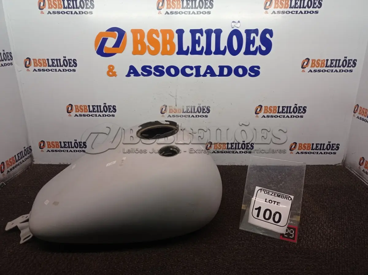 LOTE 100 - 01 TANQUE HARLEY DAIVDSON REDD KINNY. (NO ESTADO) ATENÇÃO! FAZER A VISITAÇÃO ANTES DE ARREMATAR, NÃO SABEMOS SE FUNCIONA. LEILÃO NÃO TEM GARANTIA E NEM DEVOLUÇÃO, SUJEITO A POSSÍVEIS AVARIAS VISÍVEIS/OCULTAS E/OU AUSÊNCIA DE COMPONENTES.