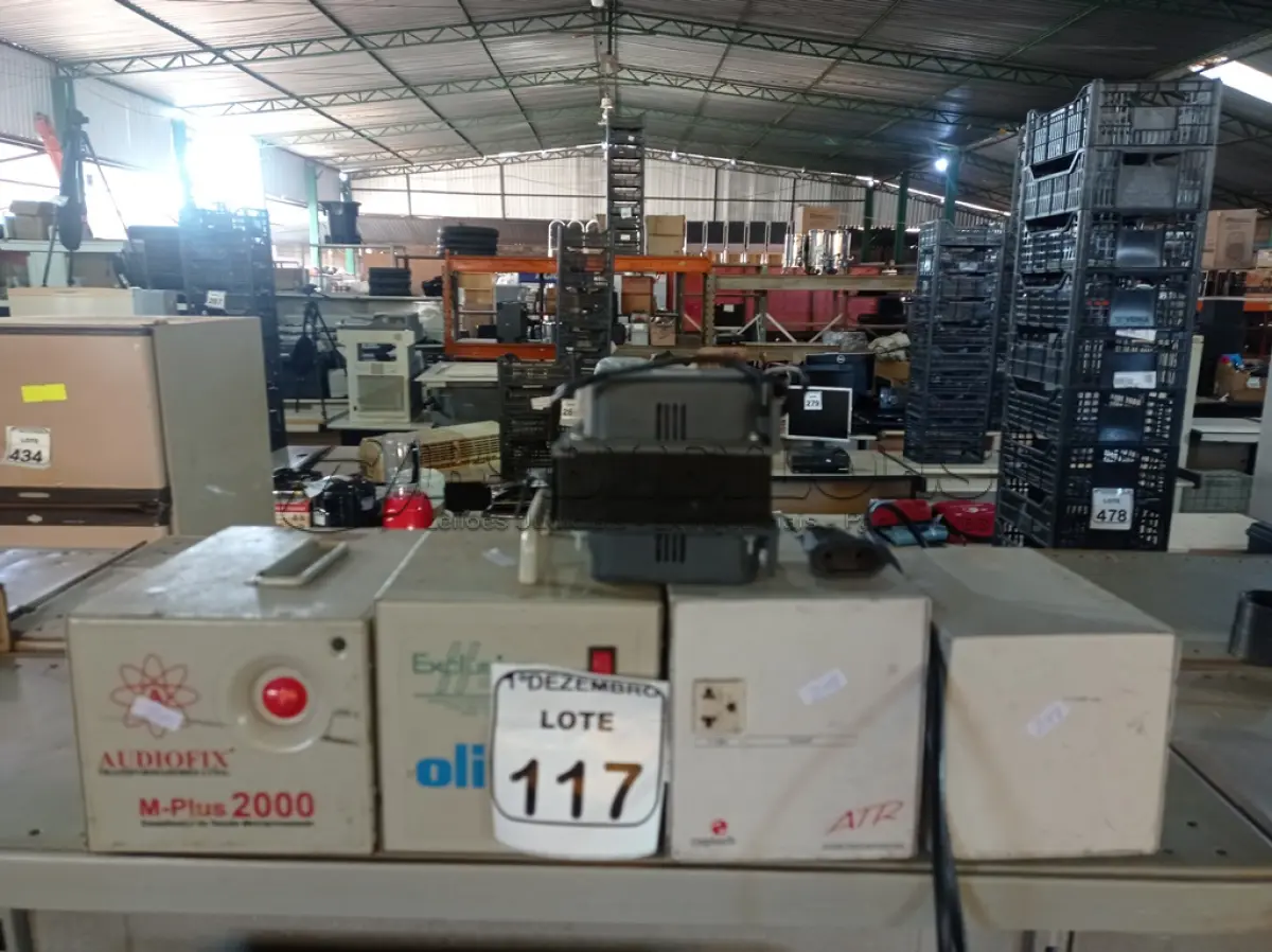 LOTE 117 - 05 TRANSFORMADORES DE ENERGIA MODELOS DIVERSOS. (NO ESTADO) ATENÇÃO! FAZER A VISITAÇÃO ANTES DE ARREMATAR, NÃO SABEMOS SE FUNCIONA. LEILÃO NÃO TEM GARANTIA E NEM DEVOLUÇÃO, SUJEITO A POSSÍVEIS AVARIAS VISÍVEIS/OCULTAS E/OU AUSÊNCIA DE COMPONENTES.