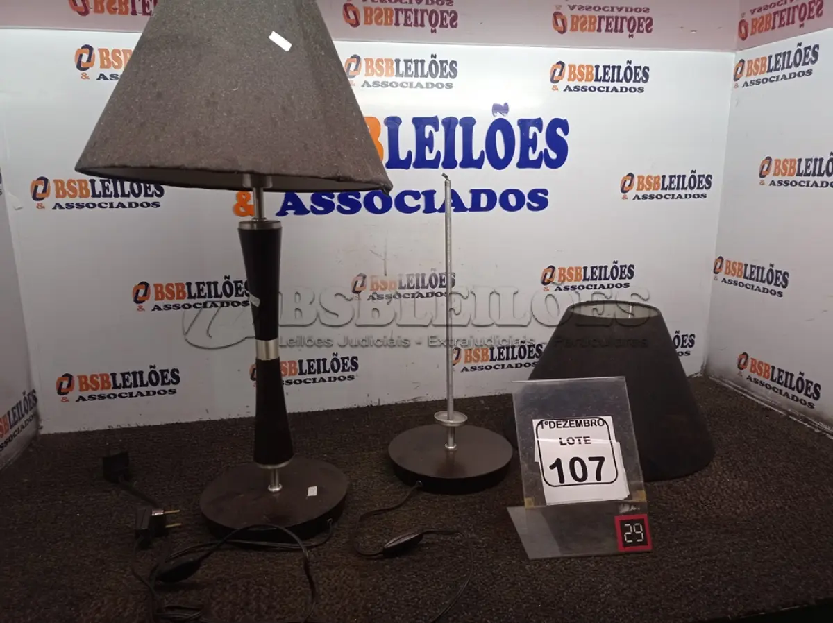 LOTE 107 - 02 ABAJURES INCOMPLETOS. (NO ESTADO) ATENÇÃO! FAZER A VISITAÇÃO ANTES DE ARREMATAR, NÃO SABEMOS SE FUNCIONA. LEILÃO NÃO TEM GARANTIA E NEM DEVOLUÇÃO, SUJEITO A POSSÍVEIS AVARIAS VISÍVEIS/OCULTAS E/OU AUSÊNCIA DE COMPONENTES.