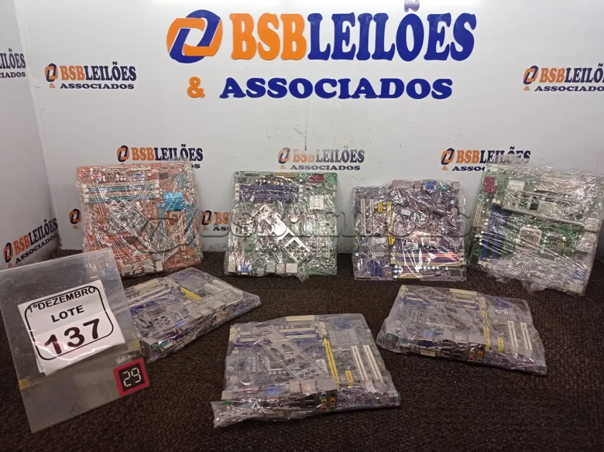 LOTE 137 - 07 PLACAS MÃE. (NO ESTADO) ATENÇÃO! FAZER A VISITAÇÃO ANTES DE ARREMATAR, NÃO SABEMOS SE FUNCIONA. LEILÃO NÃO TEM GARANTIA E NEM DEVOLUÇÃO, SUJEITO A POSSÍVEIS AVARIAS VISÍVEIS/OCULTAS E/OU AUSÊNCIA DE COMPONENTES.