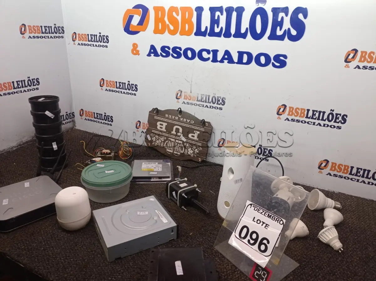 LOTE 096 - 01 ROTEADOR, 01 MOTOR ELÉTRICO, LÂMPADAS E MATERIAIS DIVERSOS. (NO ESTADO) ATENÇÃO! FAZER A VISITAÇÃO ANTES DE ARREMATAR, NÃO SABEMOS SE FUNCIONA. LEILÃO NÃO TEM GARANTIA E NEM DEVOLUÇÃO, SUJEITO A POSSÍVEIS AVARIAS VISÍVEIS/OCULTAS E/OU AUSÊNCIA DE COMPONENTES.
