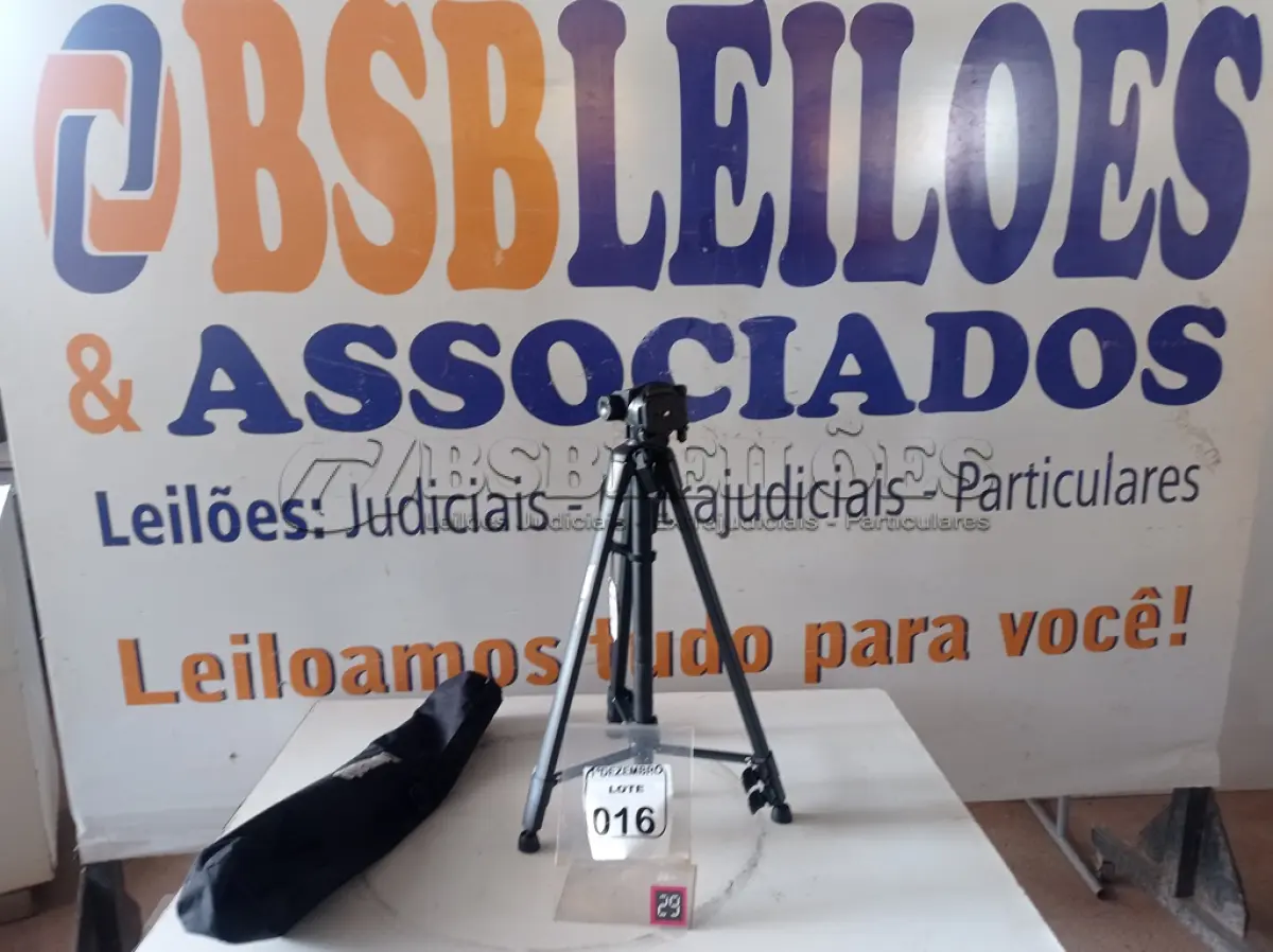 LOTE 016 - 01 TRIPÉ P/CÂMERA MARCA TOMATE(NOVO). (NO ESTADO) ATENÇÃO! FAZER A VISITAÇÃO ANTES DE ARREMATAR, NÃO SABEMOS SE FUNCIONA. LEILÃO NÃO TEM GARANTIA E NEM DEVOLUÇÃO, SUJEITO A POSSÍVEIS AVARIAS VISÍVEIS/OCULTAS E/OU AUSÊNCIA DE COMPONENTES.