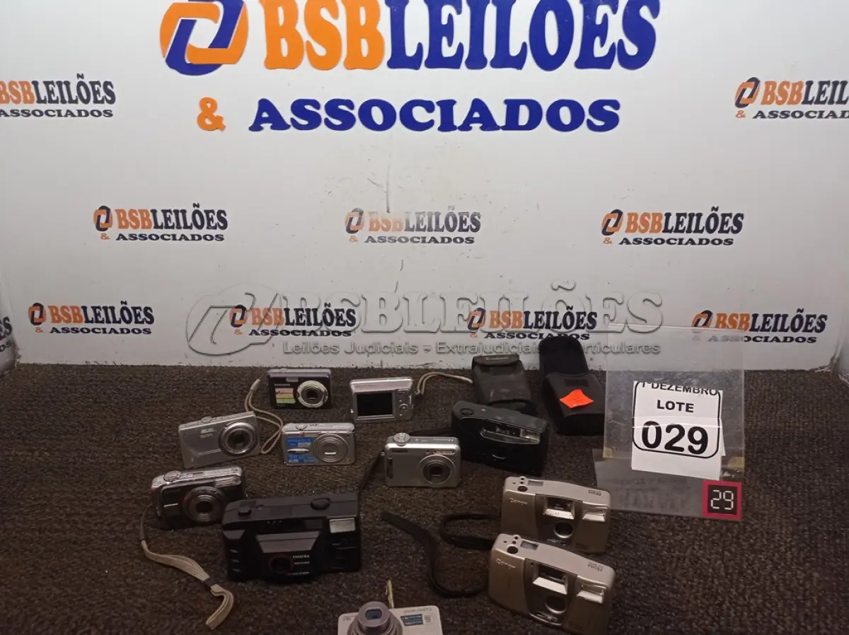 LOTE 029 - 07 CÂMERAS DIGITAIS E 04 CÂMERAS ANALÓGICA MARCAS E MODELOS DIVERSOS. (NO ESTADO) ATENÇÃO! FAZER A VISITAÇÃO ANTES DE ARREMATAR, NÃO SABEMOS SE FUNCIONA. LEILÃO NÃO TEM GARANTIA E NEM DEVOLUÇÃO, SUJEITO A POSSÍVEIS AVARIAS VISÍVEIS/OCULTAS E/OU AUSÊNCIA DE COMPONENTES.