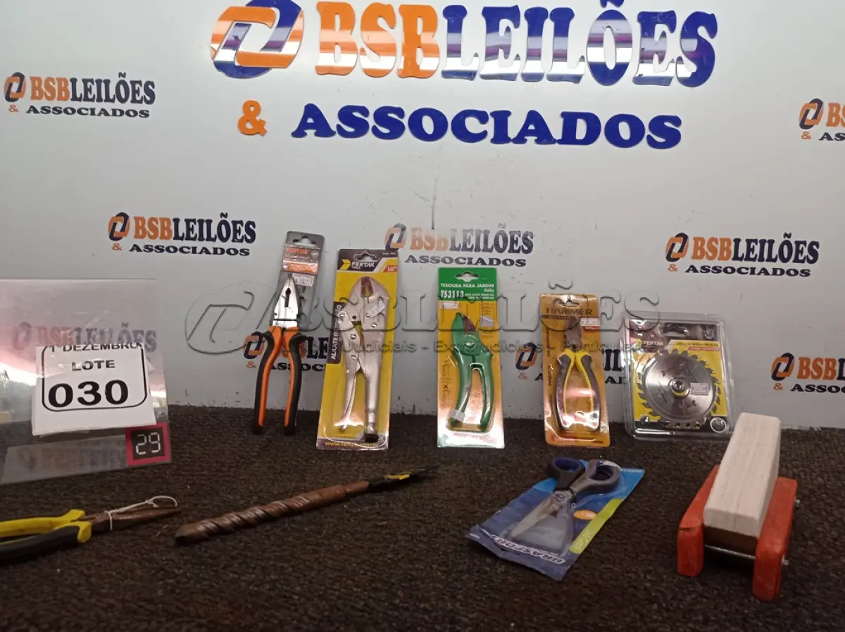 LOTE 030 - 01 AMOLADOR DE FACA, 01 DISCO P/MAKITA E MATERIAIS DIVERSOS. (NO ESTADO) ATENÇÃO! FAZER A VISITAÇÃO ANTES DE ARREMATAR, NÃO SABEMOS SE FUNCIONA. LEILÃO NÃO TEM GARANTIA E NEM DEVOLUÇÃO, SUJEITO A POSSÍVEIS AVARIAS VISÍVEIS/OCULTAS E/OU AUSÊNCIA DE COMPONENTES.