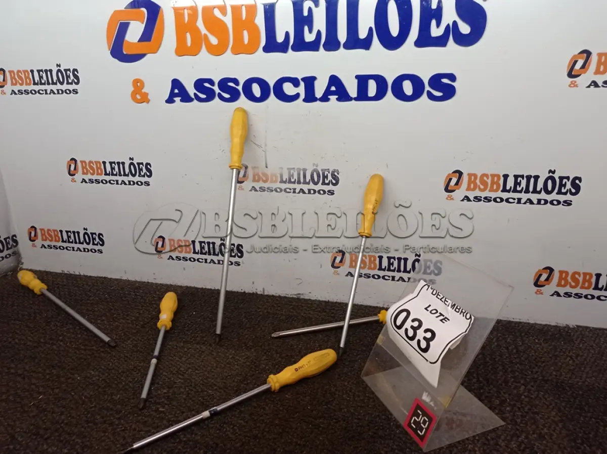 LOTE 033 - 06 CHAVES PHILIPS TAMANHOS DIVERSOS. (NO ESTADO) ATENÇÃO! FAZER A VISITAÇÃO ANTES DE ARREMATAR, NÃO SABEMOS SE FUNCIONA. LEILÃO NÃO TEM GARANTIA E NEM DEVOLUÇÃO, SUJEITO A POSSÍVEIS AVARIAS VISÍVEIS/OCULTAS E/OU AUSÊNCIA DE COMPONENTES.