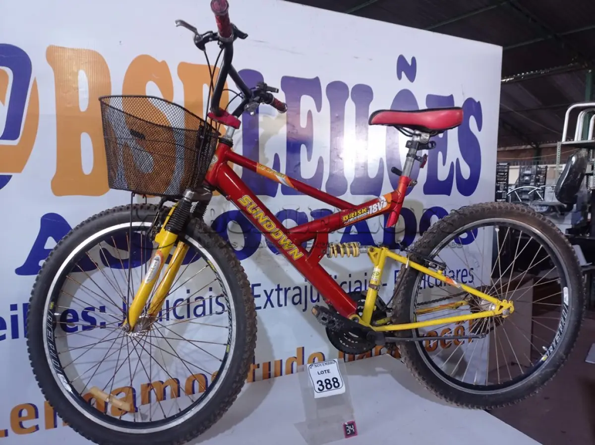 LOTE 388 - 01 BICICLETA DE MARCHA C/CESTA MARCA SUNDOWN ARO 26. (NO ESTADO) ATENÇÃO! FAZER A VISITAÇÃO ANTES DE ARREMATAR, NÃO SABEMOS SE FUNCIONA. LEILÃO NÃO TEM GARANTIA E NEM DEVOLUÇÃO, SUJEITO A POSSÍVEIS AVARIAS VISÍVEIS/OCULTAS E/OU AUSÊNCIA DE COMPONENTES.