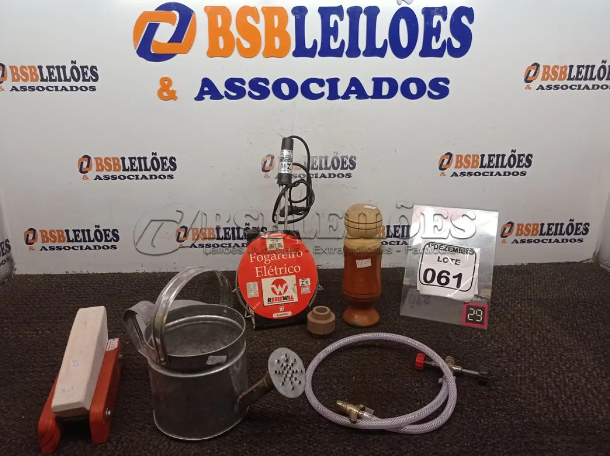 LOTE 061 - 01 FOGÃO ELÉTRICO 01 AMOLADOR DE FACAS 01 REGADOR DE ZINCO P/DECORAÇÃO E 01 PILÃO DE MADEIRA. (NO ESTADO) ATENÇÃO! FAZER A VISITAÇÃO ANTES DE ARREMATAR, NÃO SABEMOS SE FUNCIONA. LEILÃO NÃO TEM GARANTIA E NEM DEVOLUÇÃO, SUJEITO A POSSÍVEIS AVARIAS VISÍVEIS/OCULTAS E/OU AUSÊNCIA DE COMPONENTES.