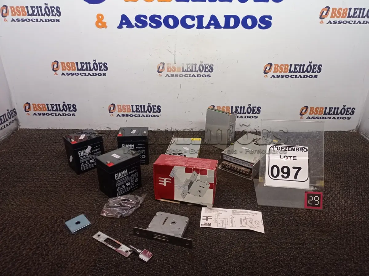 LOTE 097 - 03 FONTES CHAVEADAS 03 BATERIAS PEQUENAS E 01 FECHADURA DE PORTA. (NO ESTADO) ATENÇÃO! FAZER A VISITAÇÃO ANTES DE ARREMATAR, NÃO SABEMOS SE FUNCIONA. LEILÃO NÃO TEM GARANTIA E NEM DEVOLUÇÃO, SUJEITO A POSSÍVEIS AVARIAS VISÍVEIS/OCULTAS E/OU AUSÊNCIA DE COMPONENTES.