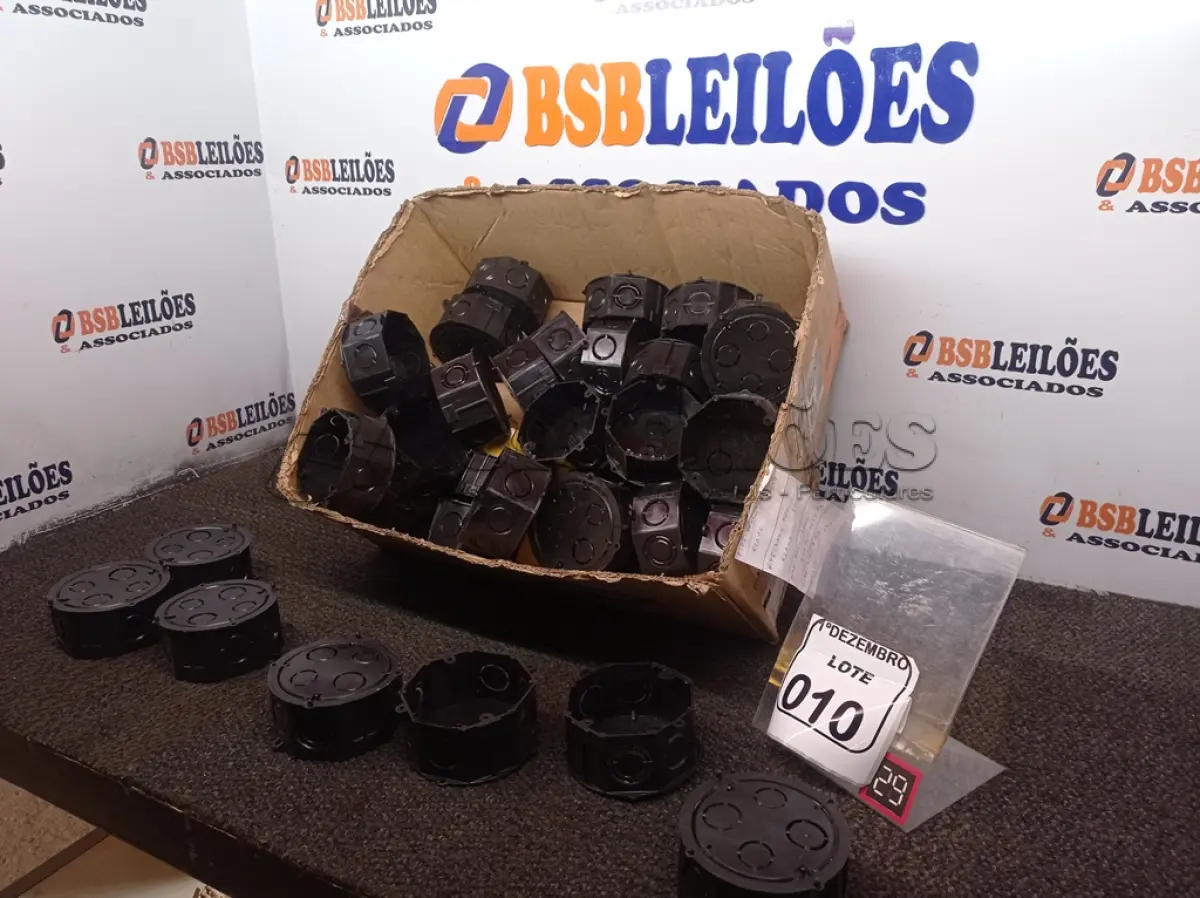 LOTE 010 - 01 LOTE C/DIVERSAS CAIXAS OCTOGONAIS DE PASSAGEM. (NO ESTADO) ATENÇÃO! FAZER A VISITAÇÃO ANTES DE ARREMATAR, NÃO SABEMOS SE FUNCIONA. LEILÃO NÃO TEM GARANTIA E NEM DEVOLUÇÃO, SUJEITO A POSSÍVEIS AVARIAS VISÍVEIS/OCULTAS E/OU AUSÊNCIA DE COMPONENTES.