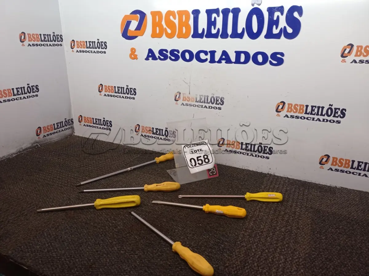 LOTE 058 - 05 CHAVES PHILIPS TAMANHOS DIVERSOS E 01 CHAVE DE FENDA. (NO ESTADO) ATENÇÃO! FAZER A VISITAÇÃO ANTES DE ARREMATAR, NÃO SABEMOS SE FUNCIONA. LEILÃO NÃO TEM GARANTIA E NEM DEVOLUÇÃO, SUJEITO A POSSÍVEIS AVARIAS VISÍVEIS/OCULTAS E/OU AUSÊNCIA DE COMPONENTES.