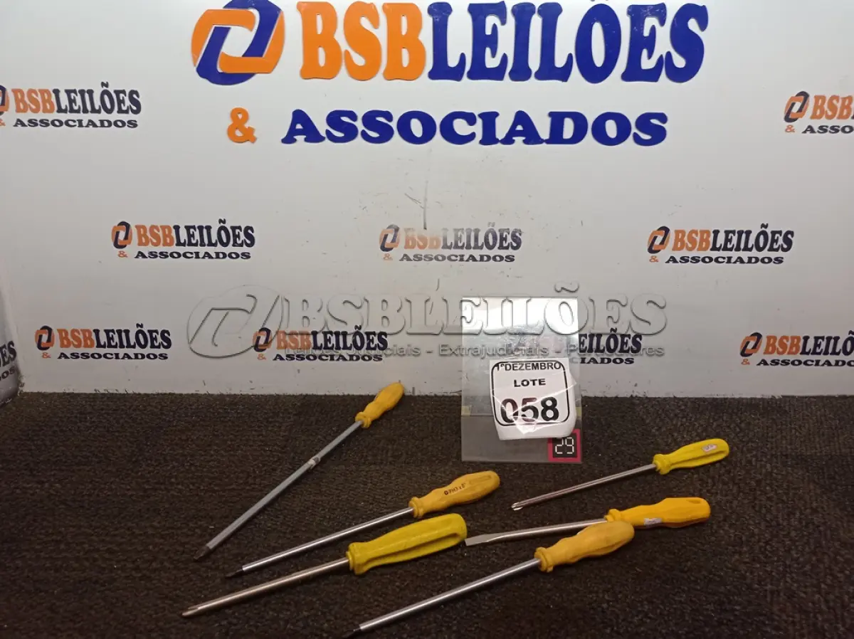 LOTE 058 - 05 CHAVES PHILIPS TAMANHOS DIVERSOS E 01 CHAVE DE FENDA. (NO ESTADO) ATENÇÃO! FAZER A VISITAÇÃO ANTES DE ARREMATAR, NÃO SABEMOS SE FUNCIONA. LEILÃO NÃO TEM GARANTIA E NEM DEVOLUÇÃO, SUJEITO A POSSÍVEIS AVARIAS VISÍVEIS/OCULTAS E/OU AUSÊNCIA DE COMPONENTES.