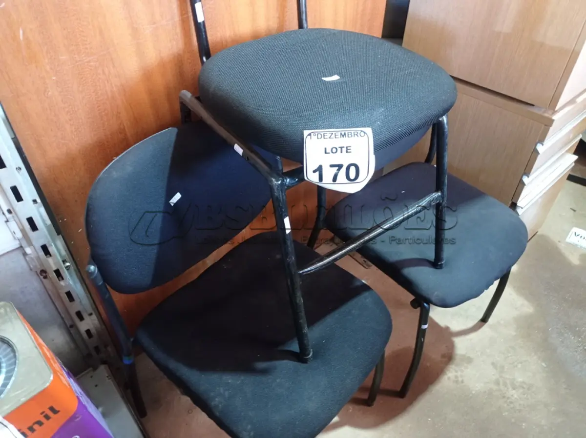 LOTE 170 - 03 CADEIRAS FIXAS ESTOFADAS. (NO ESTADO) ATENÇÃO! FAZER A VISITAÇÃO ANTES DE ARREMATAR, NÃO SABEMOS SE FUNCIONA. LEILÃO NÃO TEM GARANTIA E NEM DEVOLUÇÃO, SUJEITO A POSSÍVEIS AVARIAS VISÍVEIS/OCULTAS E/OU AUSÊNCIA DE COMPONENTES.