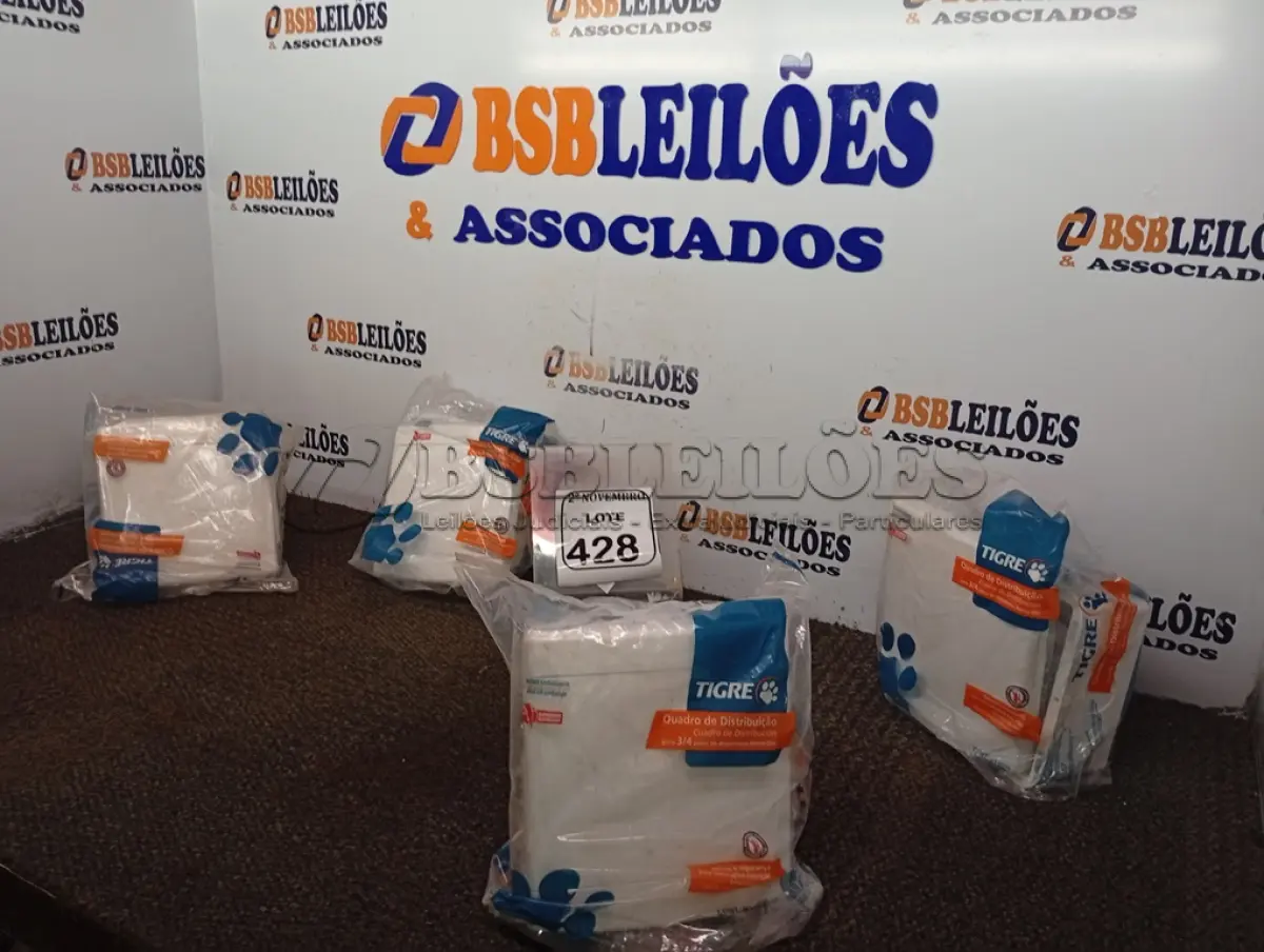 LOTE 428 - 04 QUADROS DE DISTRIBUIÇÃO MARCA TRIGRE(NOVO). (NO ESTADO) ATENÇÃO! FAZER A VISITAÇÃO ANTES DE ARREMATAR, NÃO SABEMOS SE FUNCIONA. LEILÃO NÃO TEM GARANTIA E NEM DEVOLUÇÃO, SUJEITO A POSSÍVEIS AVARIAS VISÍVEIS/OCULTAS E/OU AUSÊNCIA DE COMPONENTES.