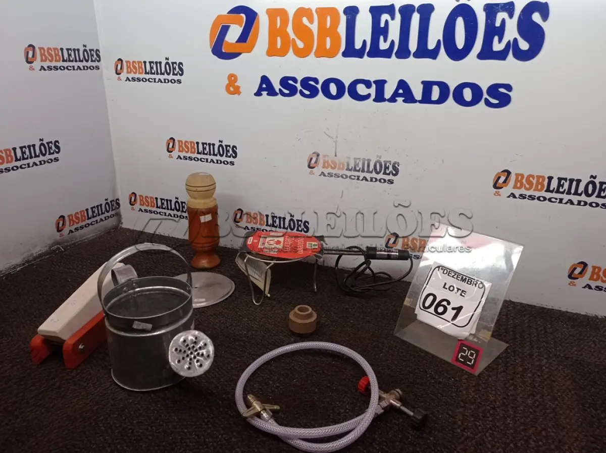 LOTE 061 - 01 FOGÃO ELÉTRICO 01 AMOLADOR DE FACAS 01 REGADOR DE ZINCO P/DECORAÇÃO E 01 PILÃO DE MADEIRA. (NO ESTADO) ATENÇÃO! FAZER A VISITAÇÃO ANTES DE ARREMATAR, NÃO SABEMOS SE FUNCIONA. LEILÃO NÃO TEM GARANTIA E NEM DEVOLUÇÃO, SUJEITO A POSSÍVEIS AVARIAS VISÍVEIS/OCULTAS E/OU AUSÊNCIA DE COMPONENTES.