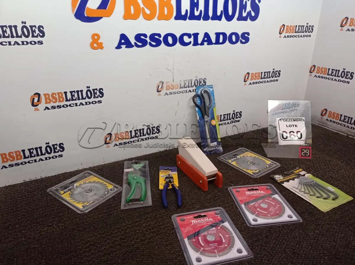 LOTE 060 - 01 AMOLADOR DE FACA, 01 ALICATE01 TESOURA E MATERIAIS DIVERSOS. (NO ESTADO) ATENÇÃO! FAZER A VISITAÇÃO ANTES DE ARREMATAR, NÃO SABEMOS SE FUNCIONA. LEILÃO NÃO TEM GARANTIA E NEM DEVOLUÇÃO, SUJEITO A POSSÍVEIS AVARIAS VISÍVEIS/OCULTAS E/OU AUSÊNCIA DE COMPONENTES.