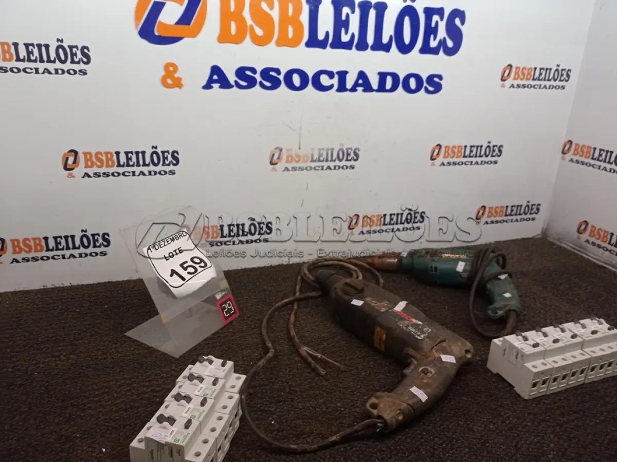 LOTE 159 - 01 MARTELETE MARCA BOSCH, 01 FURADEIRA E 09 DISJUNTORES BIPOLAR 25 AMPERES. (NO ESTADO) ATENÇÃO! FAZER A VISITAÇÃO ANTES DE ARREMATAR, NÃO SABEMOS SE FUNCIONA. LEILÃO NÃO TEM GARANTIA E NEM DEVOLUÇÃO, SUJEITO A POSSÍVEIS AVARIAS VISÍVEIS/OCULTAS E/OU AUSÊNCIA DE COMPONENTES.