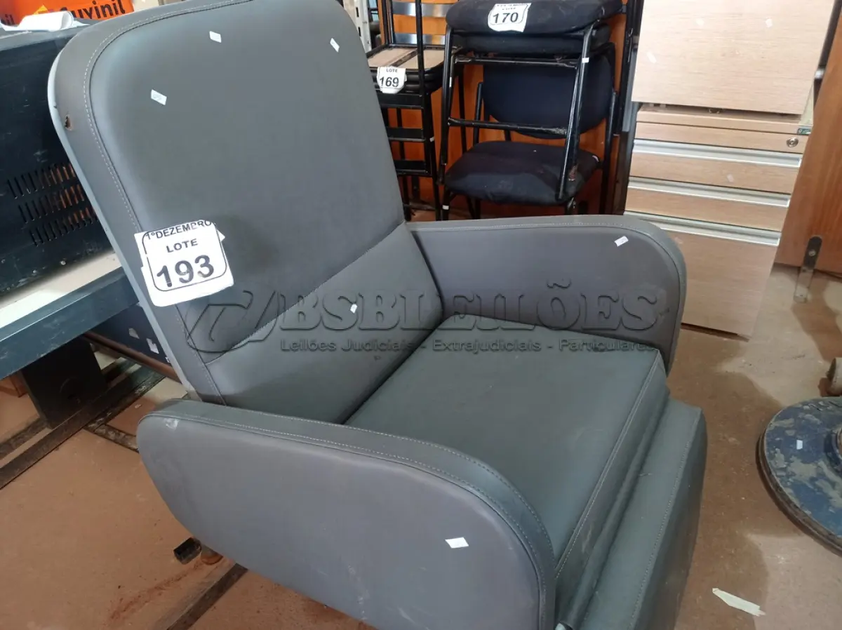 LOTE 193 - 01 CADEIRA DE DESCANSO. (NO ESTADO) ATENÇÃO! FAZER A VISITAÇÃO ANTES DE ARREMATAR, NÃO SABEMOS SE FUNCIONA. LEILÃO NÃO TEM GARANTIA E NEM DEVOLUÇÃO, SUJEITO A POSSÍVEIS AVARIAS VISÍVEIS/OCULTAS E/OU AUSÊNCIA DE COMPONENTES.