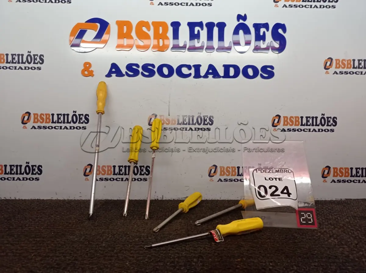 LOTE 024 - 06 CHAVES PHILIPS TAMANHOS DIVERSOS. (NO ESTADO) ATENÇÃO! FAZER A VISITAÇÃO ANTES DE ARREMATAR, NÃO SABEMOS SE FUNCIONA. LEILÃO NÃO TEM GARANTIA E NEM DEVOLUÇÃO, SUJEITO A POSSÍVEIS AVARIAS VISÍVEIS/OCULTAS E/OU AUSÊNCIA DE COMPONENTES.