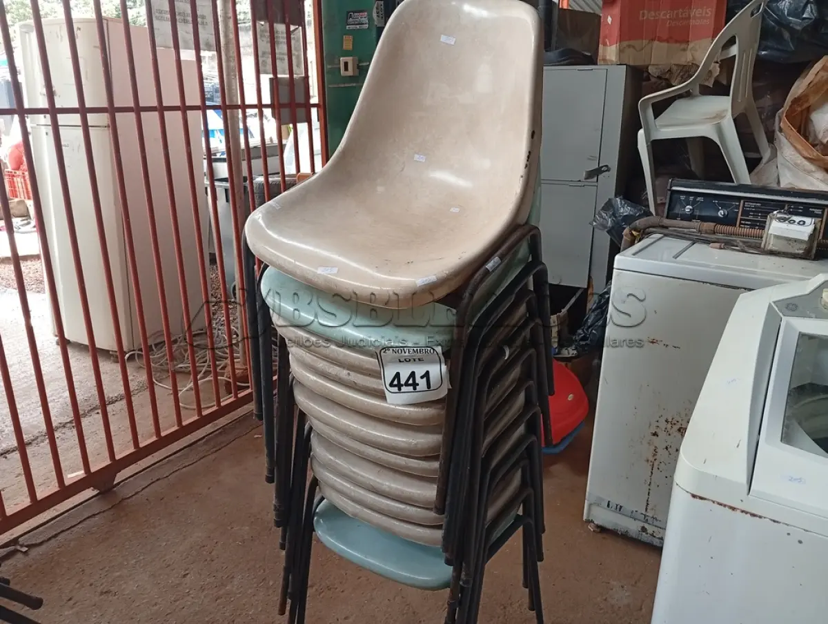 LOTE 441 - 11 CADEIRAS DE PLÁSTICO C/BASE DE FERRO. (NO ESTADO) ATENÇÃO! FAZER A VISITAÇÃO ANTES DE ARREMATAR, NÃO SABEMOS SE FUNCIONA. LEILÃO NÃO TEM GARANTIA E NEM DEVOLUÇÃO, SUJEITO A POSSÍVEIS AVARIAS VISÍVEIS/OCULTAS E/OU AUSÊNCIA DE COMPONENTES.