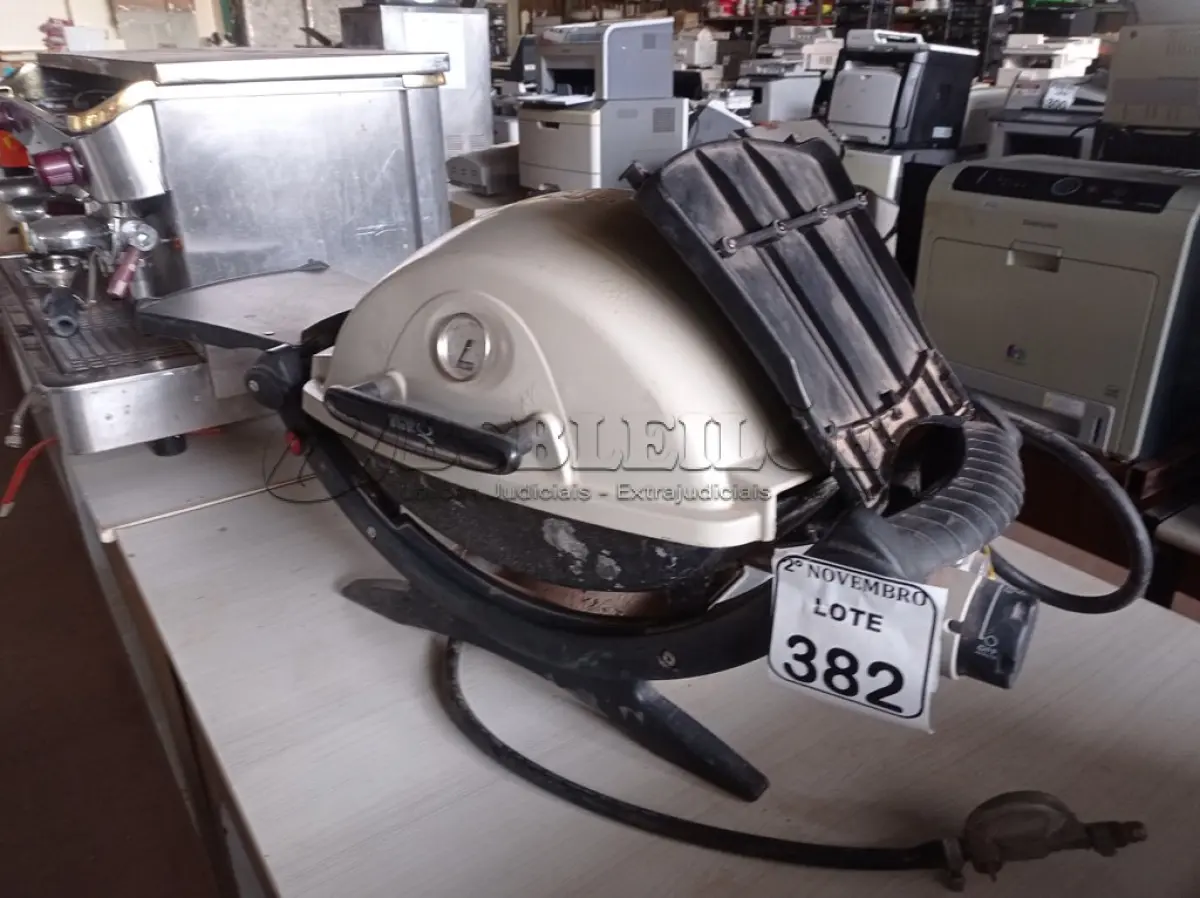 LOTE 382 - 01 CHURRASQUEIRA A GÁS MARCA WEPER. (NO ESTADO) ATENÇÃO! FAZER A VISITAÇÃO ANTES DE ARREMATAR, NÃO SABEMOS SE FUNCIONA. LEILÃO NÃO TEM GARANTIA E NEM DEVOLUÇÃO, SUJEITO A POSSÍVEIS AVARIAS VISÍVEIS/OCULTAS E/OU AUSÊNCIA DE COMPONENTES.