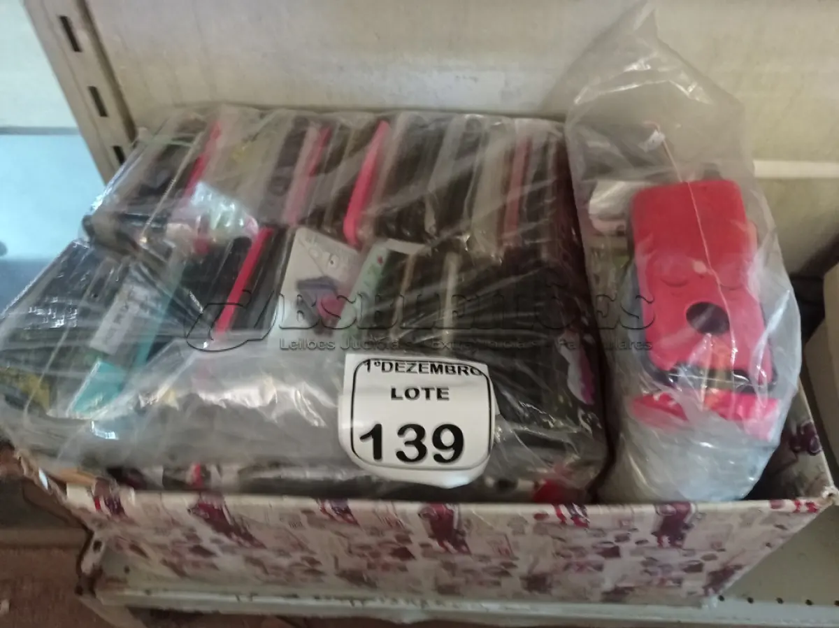 LOTE 139 - 01 LOTE C/VÁRIAS CAPAS DE CELULARES MODELOS DIVERSOS. (NO ESTADO) ATENÇÃO! FAZER A VISITAÇÃO ANTES DE ARREMATAR, NÃO SABEMOS SE FUNCIONA. LEILÃO NÃO TEM GARANTIA E NEM DEVOLUÇÃO, SUJEITO A POSSÍVEIS AVARIAS VISÍVEIS/OCULTAS E/OU AUSÊNCIA DE COMPONENTES.