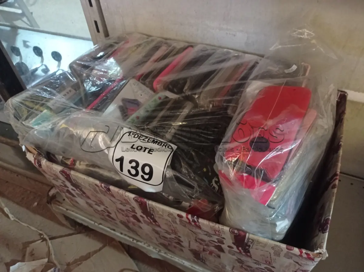 LOTE 139 - 01 LOTE C/VÁRIAS CAPAS DE CELULARES MODELOS DIVERSOS. (NO ESTADO) ATENÇÃO! FAZER A VISITAÇÃO ANTES DE ARREMATAR, NÃO SABEMOS SE FUNCIONA. LEILÃO NÃO TEM GARANTIA E NEM DEVOLUÇÃO, SUJEITO A POSSÍVEIS AVARIAS VISÍVEIS/OCULTAS E/OU AUSÊNCIA DE COMPONENTES.