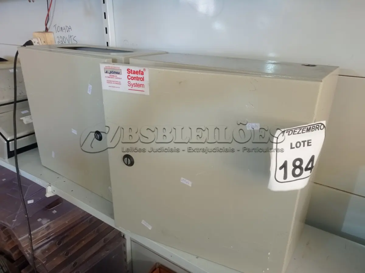 LOTE 184 - 02 CAIXAS DE FERRO P/QUADROS ELÉTRICOS. (NO ESTADO) ATENÇÃO! FAZER A VISITAÇÃO ANTES DE ARREMATAR, NÃO SABEMOS SE FUNCIONA. LEILÃO NÃO TEM GARANTIA E NEM DEVOLUÇÃO, SUJEITO A POSSÍVEIS AVARIAS VISÍVEIS/OCULTAS E/OU AUSÊNCIA DE COMPONENTES.