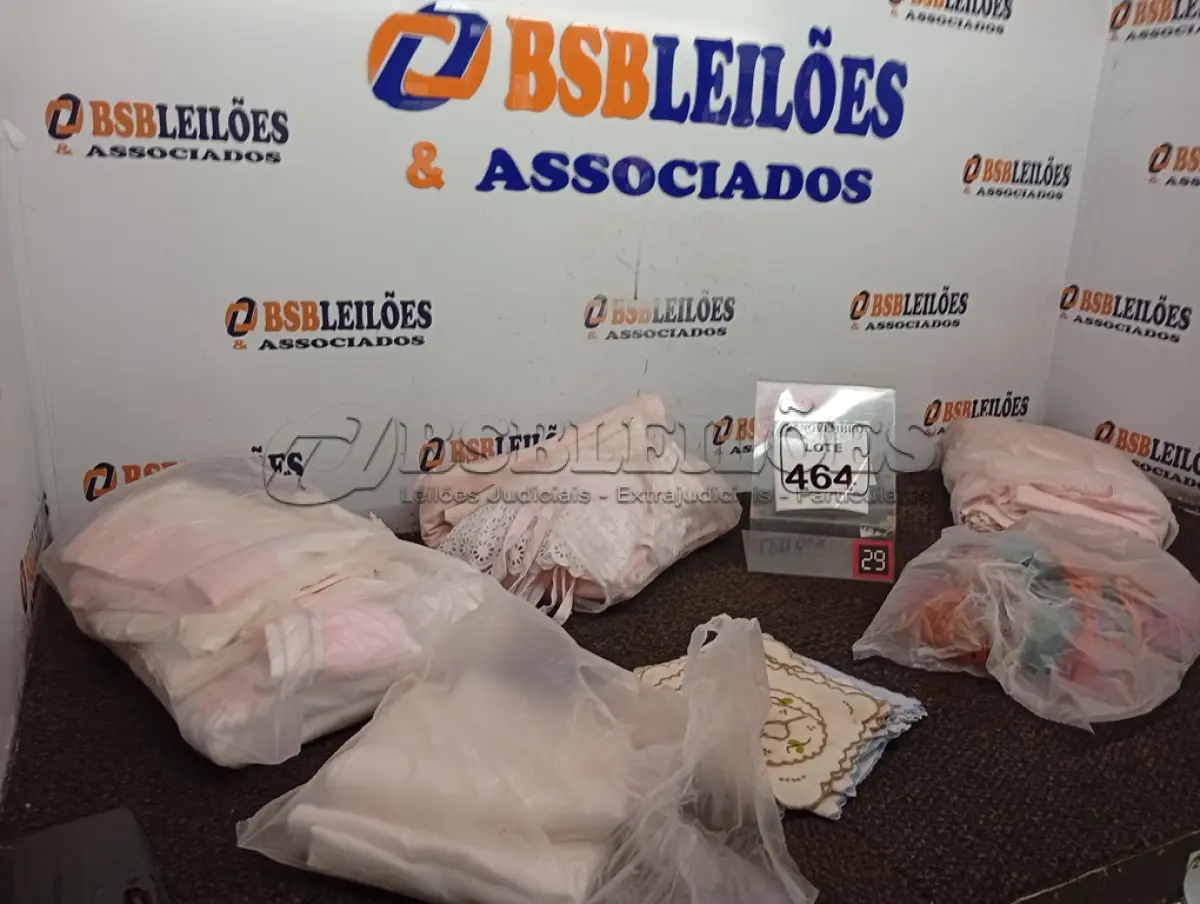 LOTE 464 - 01 COBRE LEITO, 01 COLCHA E 03 FRONHAS BORDADOS NA COR ROSA. 01 LENÇOL C/03 FRONHAS BORDADOS NA COR ROSA. 01 CAMINHO DE MESA EM LINHO NA COR BRANCA. 06 JOGOS AMERICANOS RENDA FILE C/ 06 GUARDANAPOS C/ BORDADO PEQUENO. 06 PORTAS TAÇAS E 06 GUARDANAPOS. (NO ESTADO) ATENÇÃO! FAZER A VISITAÇÃO ANTES DE ARREMATAR, NÃO SABEMOS SE FUNCIONA. LEILÃO NÃO TEM GARANTIA E NEM DEVOLUÇÃO, SUJEITO A POSSÍVEIS AVARIAS VISÍVEIS/OCULTAS E/OU AUSÊNCIA DE COMPONENTES.