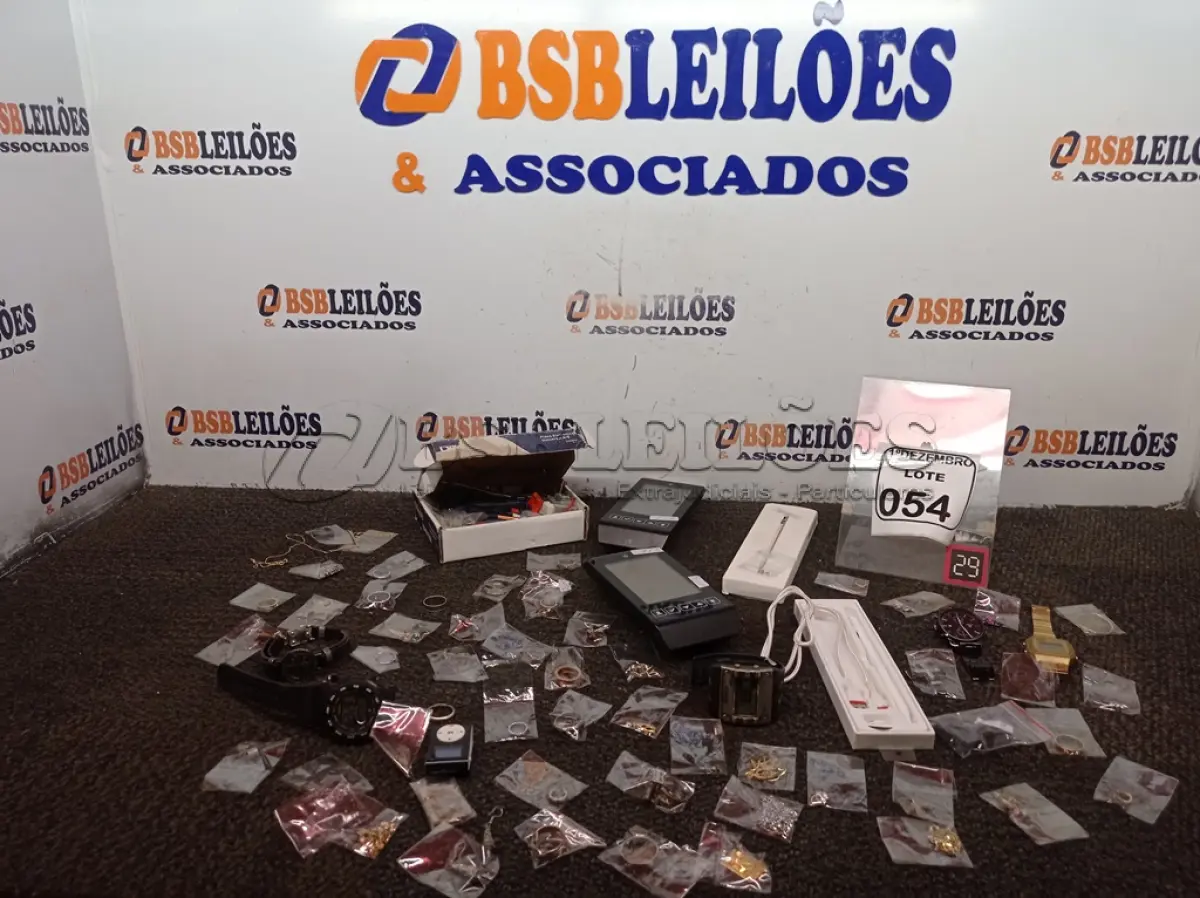 LOTE 054 - 01 PLACA ELETRÔNICA UNIVERSAL, DIVERSAS BIJUTERIAS, ELETRÔNICOS DIVERSOS E 04 RELÓGIOS. (NO ESTADO) ATENÇÃO! FAZER A VISITAÇÃO ANTES DE ARREMATAR, NÃO SABEMOS SE FUNCIONA. LEILÃO NÃO TEM GARANTIA E NEM DEVOLUÇÃO, SUJEITO A POSSÍVEIS AVARIAS VISÍVEIS/OCULTAS E/OU AUSÊNCIA DE COMPONENTES.