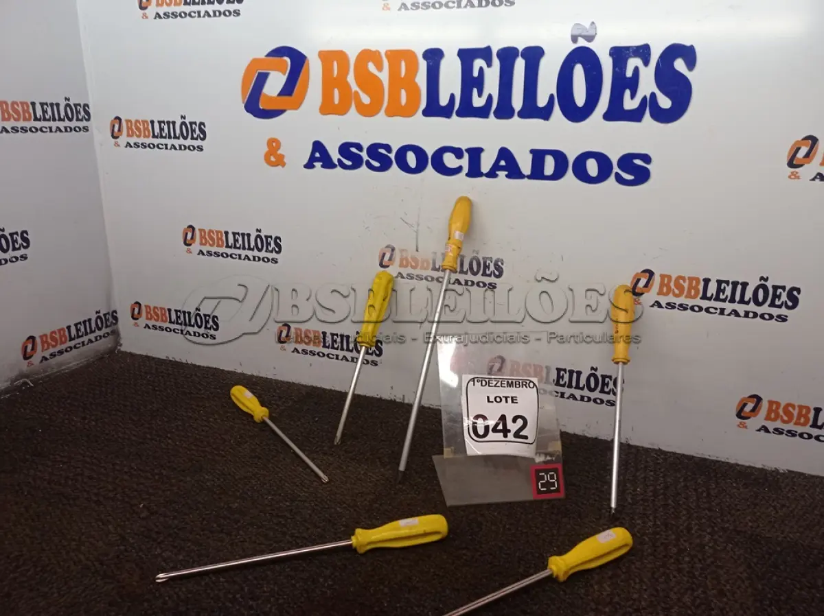 LOTE 042 - 06 CHAVES PHILIPS TAMANHOS DIVERSOS. (NO ESTADO) ATENÇÃO! FAZER A VISITAÇÃO ANTES DE ARREMATAR, NÃO SABEMOS SE FUNCIONA. LEILÃO NÃO TEM GARANTIA E NEM DEVOLUÇÃO, SUJEITO A POSSÍVEIS AVARIAS VISÍVEIS/OCULTAS E/OU AUSÊNCIA DE COMPONENTES.