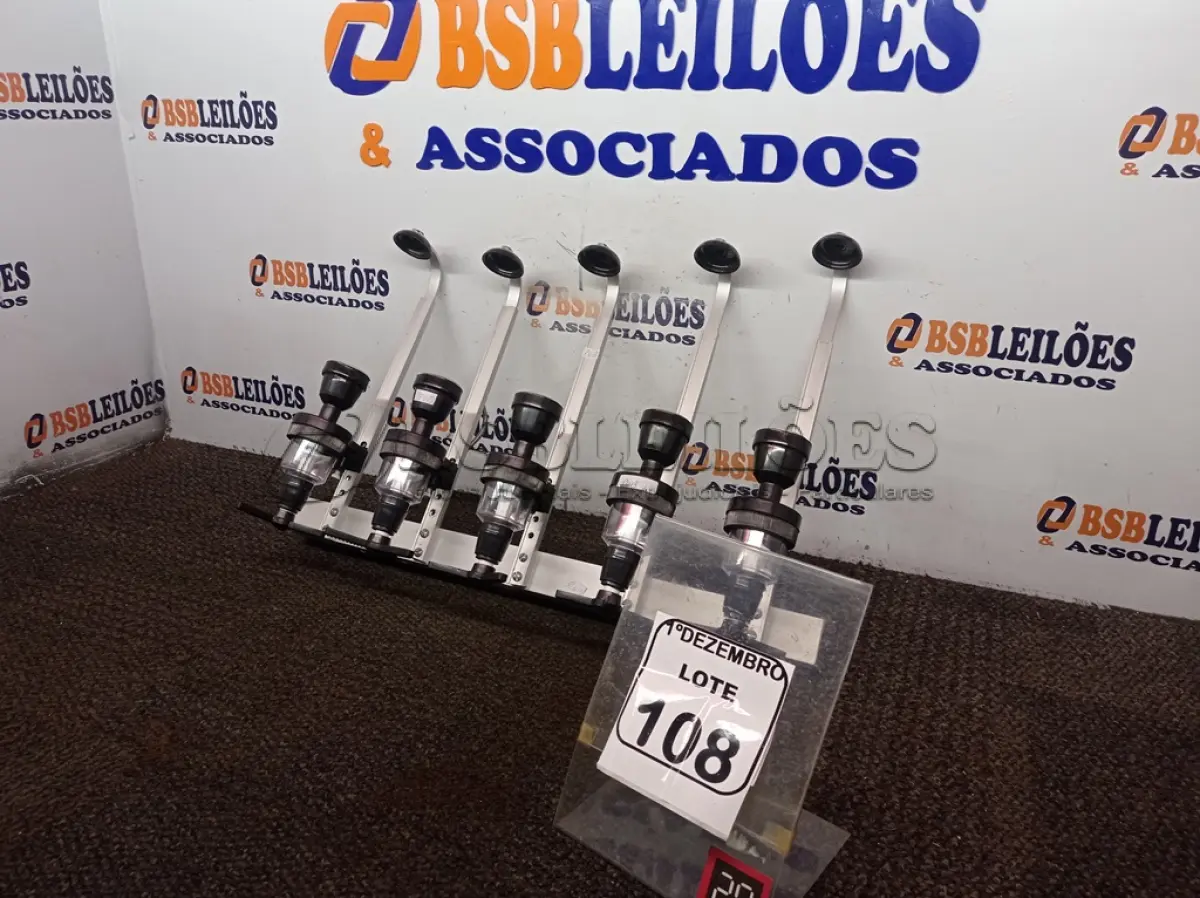 LOTE 108 - 05 DOSADORES DE BEBIDAS. (NO ESTADO) ATENÇÃO! FAZER A VISITAÇÃO ANTES DE ARREMATAR, NÃO SABEMOS SE FUNCIONA. LEILÃO NÃO TEM GARANTIA E NEM DEVOLUÇÃO, SUJEITO A POSSÍVEIS AVARIAS VISÍVEIS/OCULTAS E/OU AUSÊNCIA DE COMPONENTES.