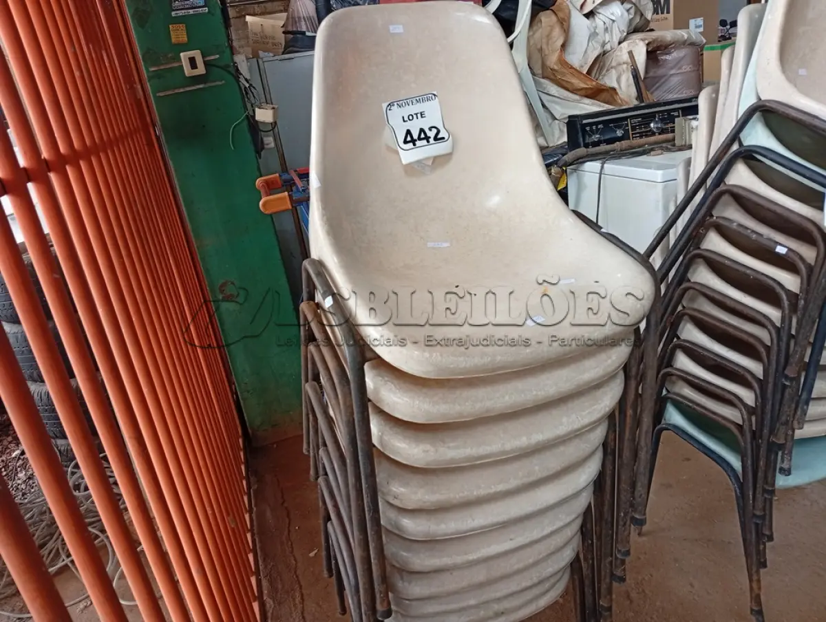 LOTE 442 - 10 CADEIRAS DE PLÁSTICO C/BASE DE FERRO. (NO ESTADO) ATENÇÃO! FAZER A VISITAÇÃO ANTES DE ARREMATAR, NÃO SABEMOS SE FUNCIONA. LEILÃO NÃO TEM GARANTIA E NEM DEVOLUÇÃO, SUJEITO A POSSÍVEIS AVARIAS VISÍVEIS/OCULTAS E/OU AUSÊNCIA DE COMPONENTES.