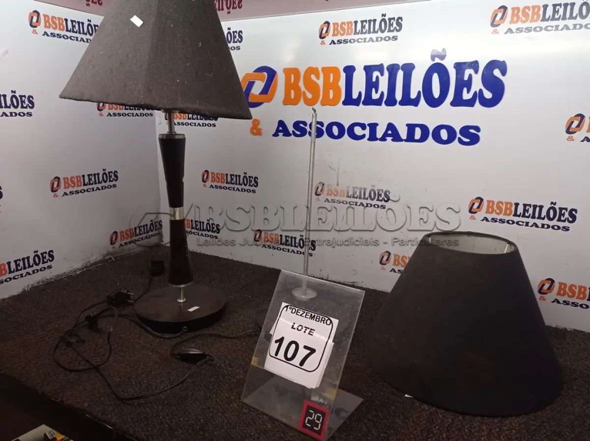 LOTE 107 - 02 ABAJURES INCOMPLETOS. (NO ESTADO) ATENÇÃO! FAZER A VISITAÇÃO ANTES DE ARREMATAR, NÃO SABEMOS SE FUNCIONA. LEILÃO NÃO TEM GARANTIA E NEM DEVOLUÇÃO, SUJEITO A POSSÍVEIS AVARIAS VISÍVEIS/OCULTAS E/OU AUSÊNCIA DE COMPONENTES.