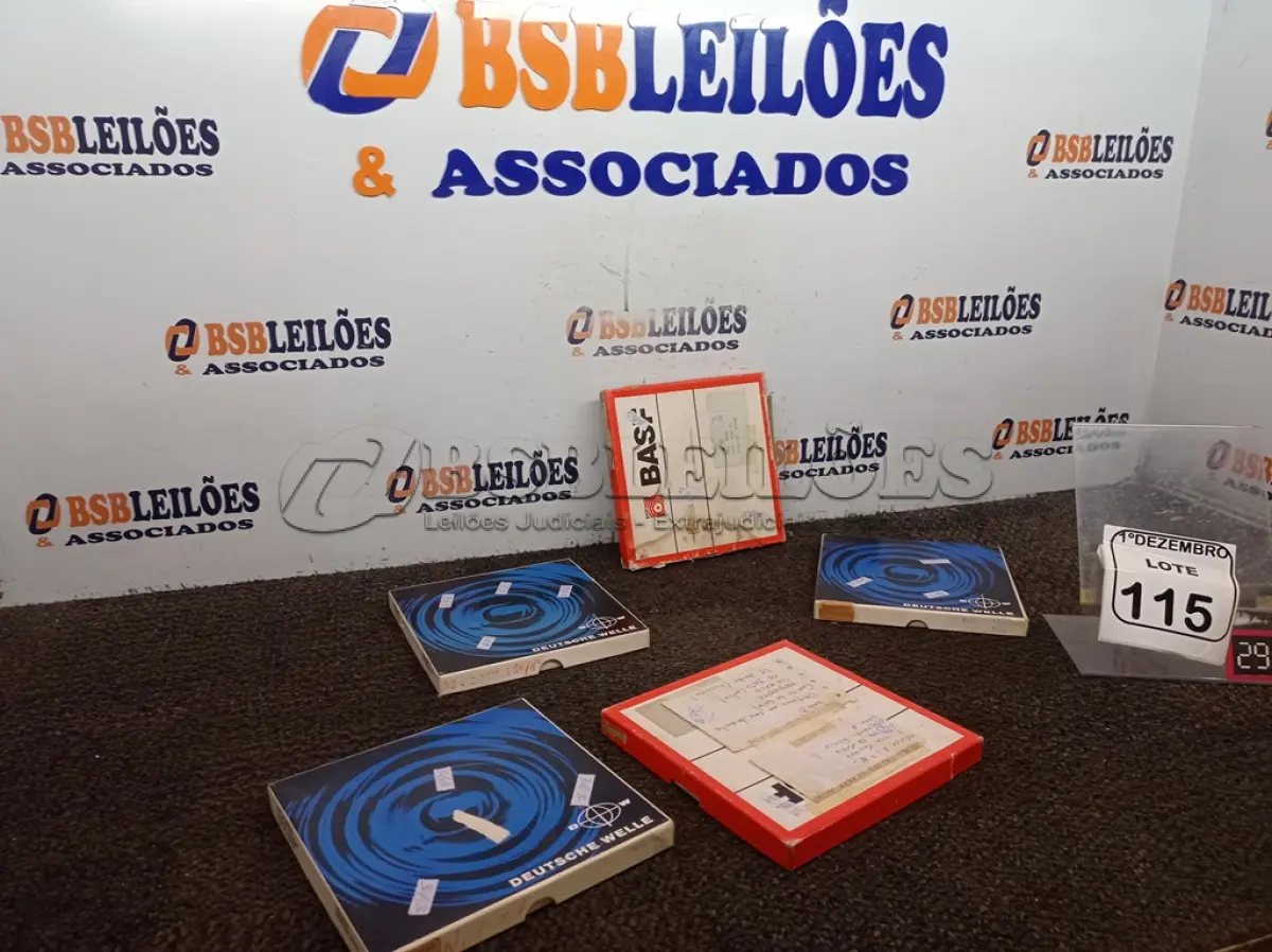 LOTE 115 - 05 FITAS ANTIGAS. (NO ESTADO) ATENÇÃO! FAZER A VISITAÇÃO ANTES DE ARREMATAR, NÃO SABEMOS SE FUNCIONA. LEILÃO NÃO TEM GARANTIA E NEM DEVOLUÇÃO, SUJEITO A POSSÍVEIS AVARIAS VISÍVEIS/OCULTAS E/OU AUSÊNCIA DE COMPONENTES.