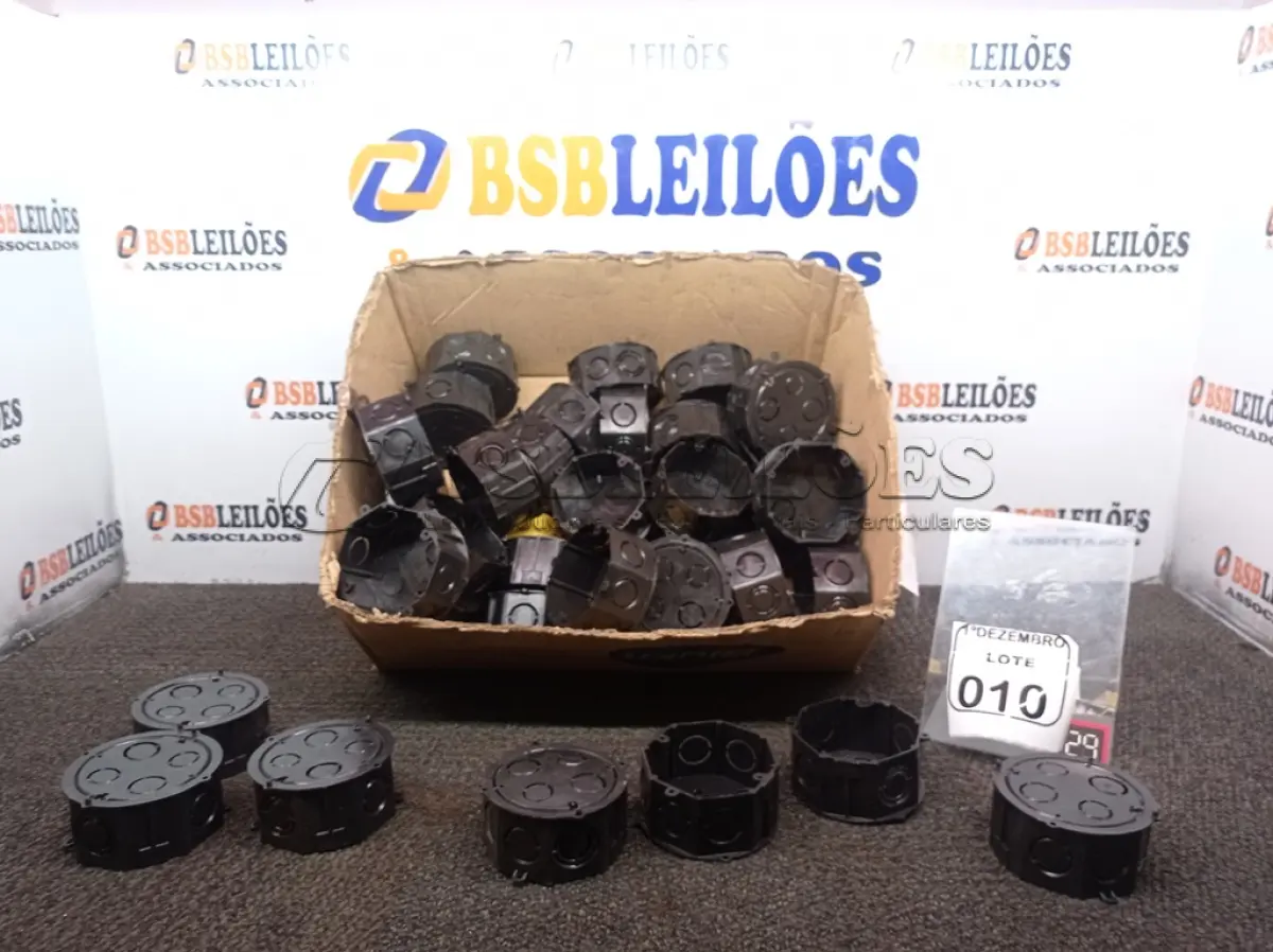 LOTE 010 - 01 LOTE C/DIVERSAS CAIXAS OCTOGONAIS DE PASSAGEM. (NO ESTADO) ATENÇÃO! FAZER A VISITAÇÃO ANTES DE ARREMATAR, NÃO SABEMOS SE FUNCIONA. LEILÃO NÃO TEM GARANTIA E NEM DEVOLUÇÃO, SUJEITO A POSSÍVEIS AVARIAS VISÍVEIS/OCULTAS E/OU AUSÊNCIA DE COMPONENTES.