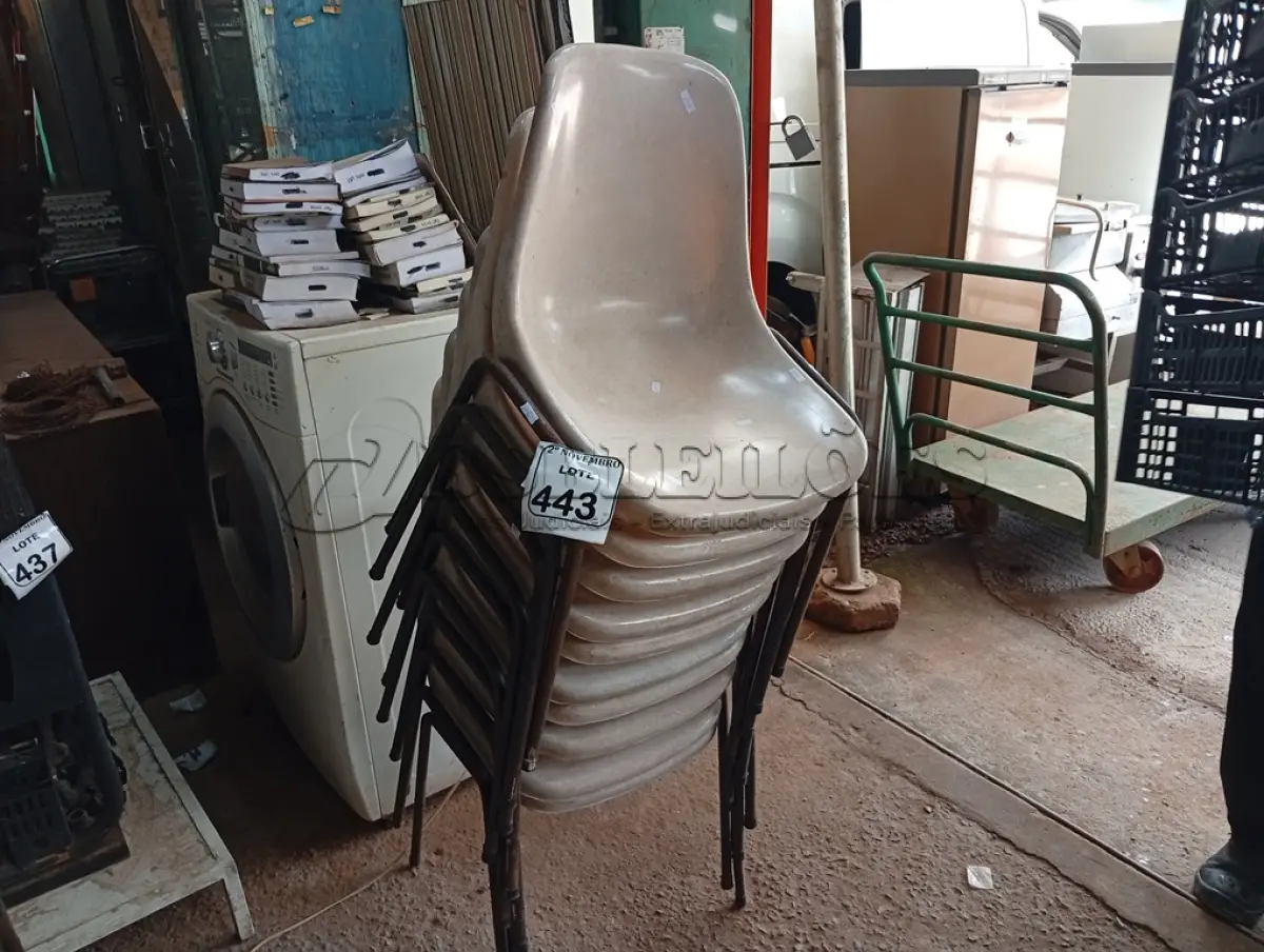 LOTE 443 - 10 CADEIRAS DE PLÁSTICO C/BASE DE FERRO. (NO ESTADO) ATENÇÃO! FAZER A VISITAÇÃO ANTES DE ARREMATAR, NÃO SABEMOS SE FUNCIONA. LEILÃO NÃO TEM GARANTIA E NEM DEVOLUÇÃO, SUJEITO A POSSÍVEIS AVARIAS VISÍVEIS/OCULTAS E/OU AUSÊNCIA DE COMPONENTES.