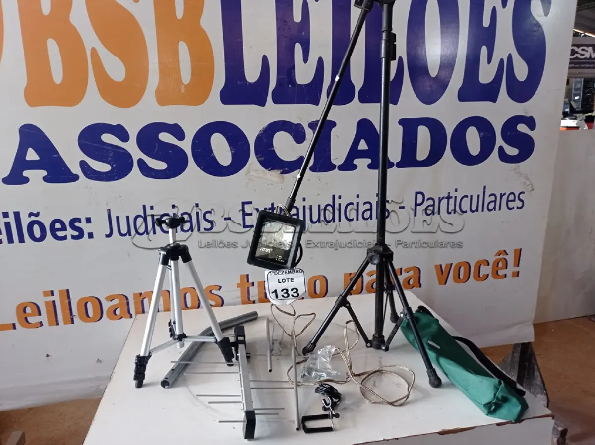 LOTE 133 - 02 TRIPÉS E 01 ANTENA DIGITAL. (NO ESTADO) ATENÇÃO! FAZER A VISITAÇÃO ANTES DE ARREMATAR, NÃO SABEMOS SE FUNCIONA. LEILÃO NÃO TEM GARANTIA E NEM DEVOLUÇÃO, SUJEITO A POSSÍVEIS AVARIAS VISÍVEIS/OCULTAS E/OU AUSÊNCIA DE COMPONENTES.