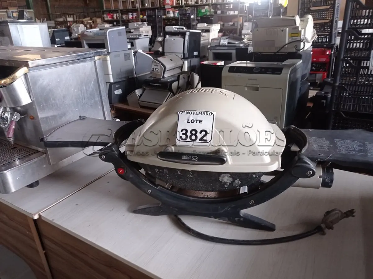 LOTE 382 - 01 CHURRASQUEIRA A GÁS MARCA WEPER. (NO ESTADO) ATENÇÃO! FAZER A VISITAÇÃO ANTES DE ARREMATAR, NÃO SABEMOS SE FUNCIONA. LEILÃO NÃO TEM GARANTIA E NEM DEVOLUÇÃO, SUJEITO A POSSÍVEIS AVARIAS VISÍVEIS/OCULTAS E/OU AUSÊNCIA DE COMPONENTES.