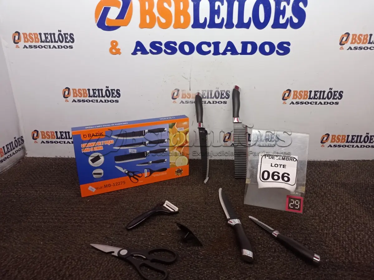 LOTE 066 - 01 KIT DE FACAS DE COZINHA C/. (NO ESTADO) ATENÇÃO! FAZER A VISITAÇÃO ANTES DE ARREMATAR, NÃO SABEMOS SE FUNCIONA. LEILÃO NÃO TEM GARANTIA E NEM DEVOLUÇÃO, SUJEITO A POSSÍVEIS AVARIAS VISÍVEIS/OCULTAS E/OU AUSÊNCIA DE COMPONENTES.